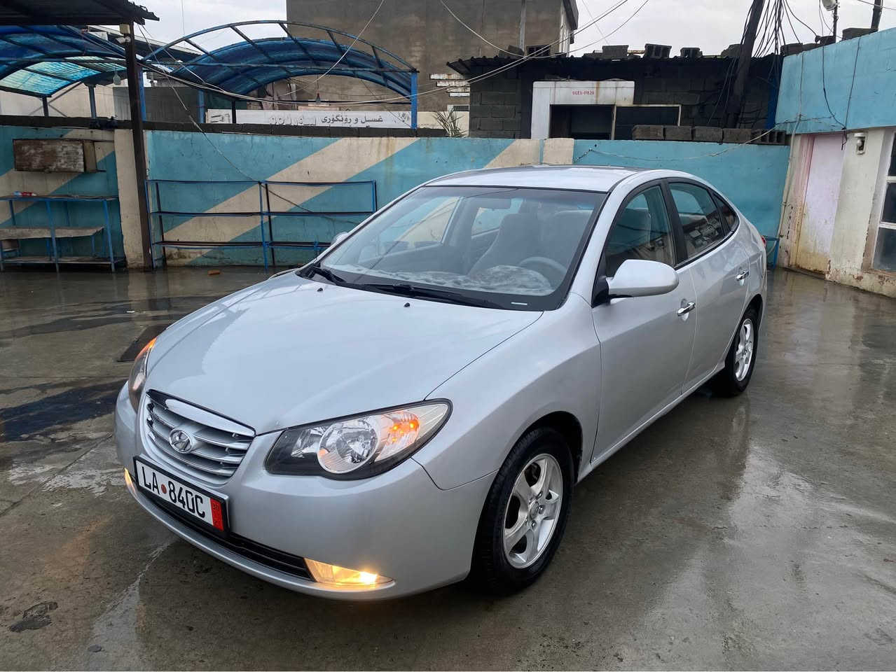 ئافانتي مؤديل 2010

فول  فول مواسه فات

ته نها سلايت نيه

كيج وه نه وشه

كوشن هيته ر 

ئيكؤحه ساس پيشوپشت

٤تايه ي لؤكي بؤبه سراوه

ديناريك مه سروفي تيدانيه

تابلي توندو تؤله 

هيج نوقساني تيدانيه

گيرومه كينه به شه رت

وه سف ناكري تابلي لؤكه

شوختوقوپاني نيه

***********

*********** رانية, السليمانية
