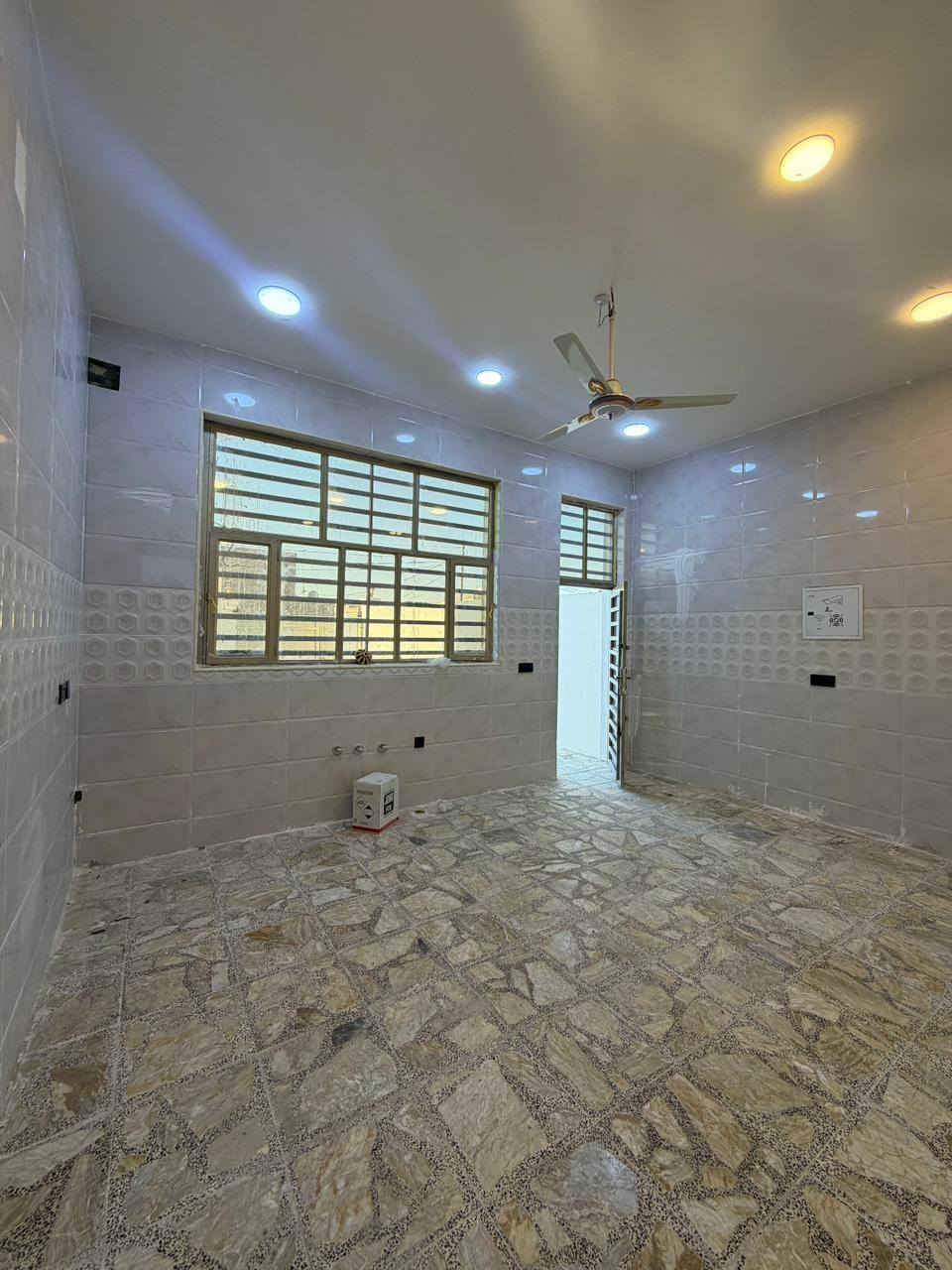 السلام عليكم
بيت للبيع طابو زراعي سند ٢٥
📌 العنوان مجمع حيدر الحاج هندي حولي الخصيمة.
المساحة : 230 متر

يحتوي على غرفتين + صالة + مطبخ + استقبال + صحيات داخلية وخارجية إضافة إلى محل 🌹

البناء حديث غير مسكون شغل درجة أولى كونكريت مسلح قريب على الشارع.
للاستفسار أكثر الاتصال على الرقم
*********** واتساب
