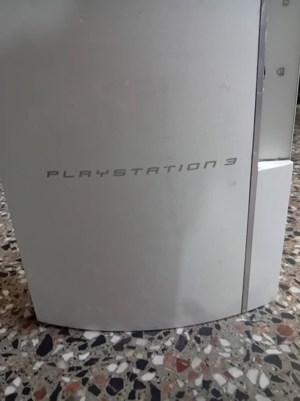 بلاي ستيشن 3 fat بي عطل بسيط بدون جويستكات اريد مراوس وية لابتوب صغير حتى اذا فرق بالسعر او للبيع بسعر 50الف هذا رقمي ***********
