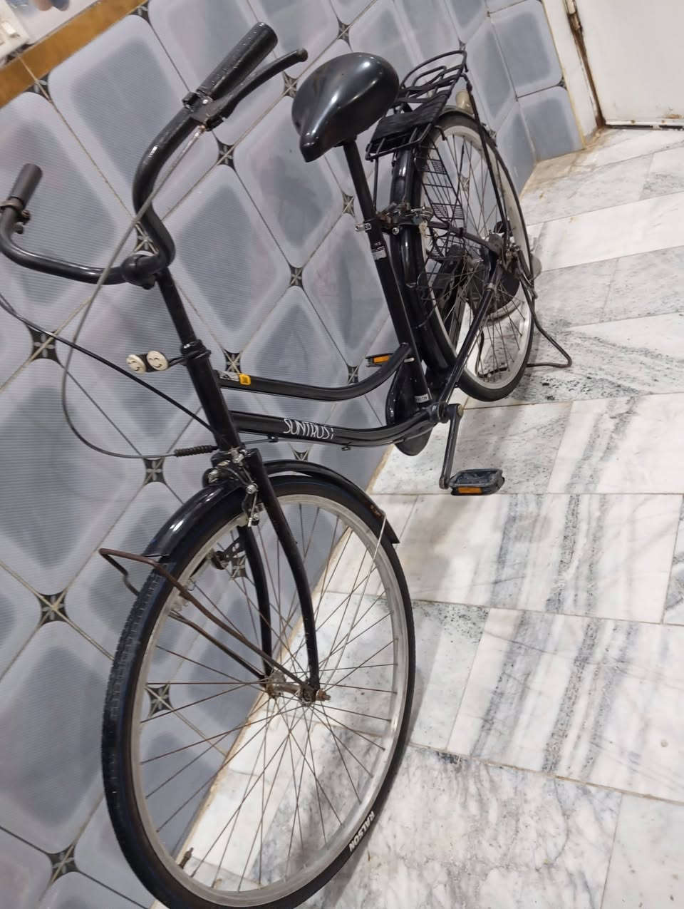 سلام عليكم بايسكل للبيع نضيف مال حاويه السعر85وبي مجال مكاني ناصريه مركز قرب مدينة الماءيه رقمي للتواصل ***********
