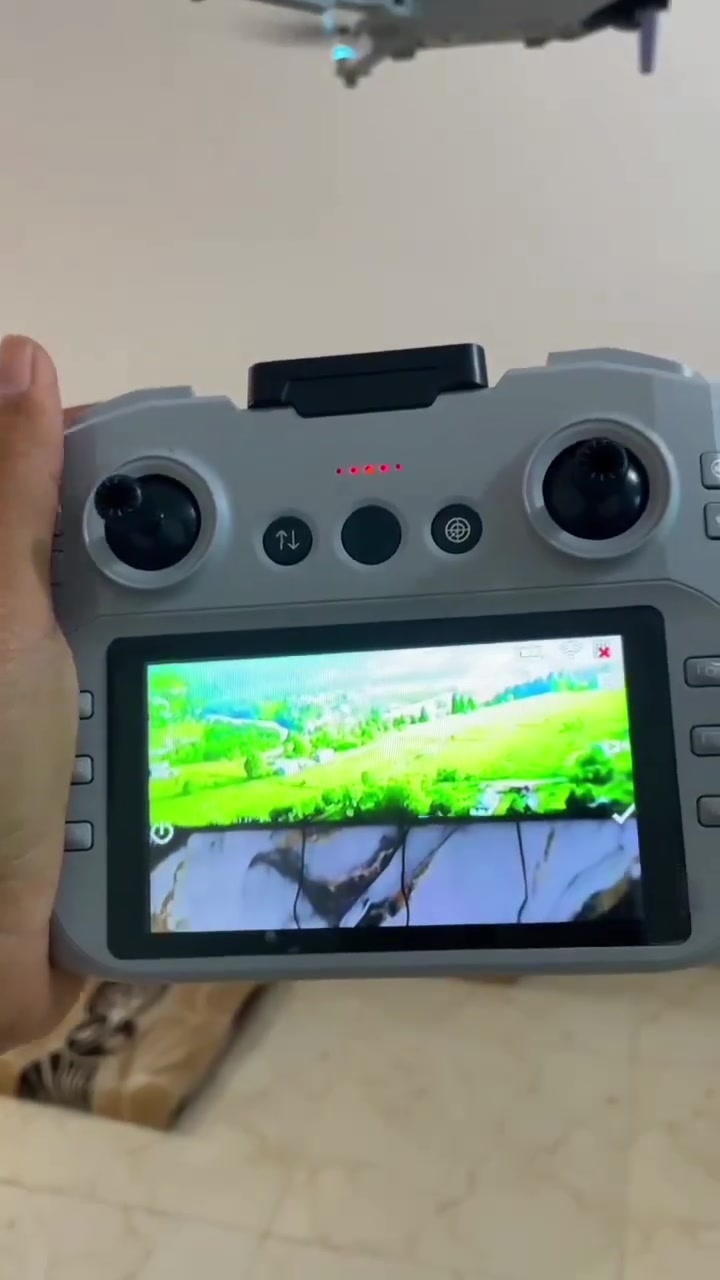درون AE5 PRO
بطاريات ثنين 
جوستك شاشه شحن تايبسي
محركات برشلز
فلاش +رام
الارتفاع 100 البعد 500
كامرات عدد ثنين HD
حساس مانع تصادم
ثباتيه 100%
ملحقات كامله
مراوح +فلاش ورام +عدة+براغي + حساس +كتلوك +جنطه وكارتون جديد مامستخدم ابد
السعر 85 الف شراي خاص وبالخدمه ❤️


**إذا كنت صاحب هذا الإعلان وتريد حذفه لأي سبب، رجاءا أرسل رسالة إلى الدعم الفني**