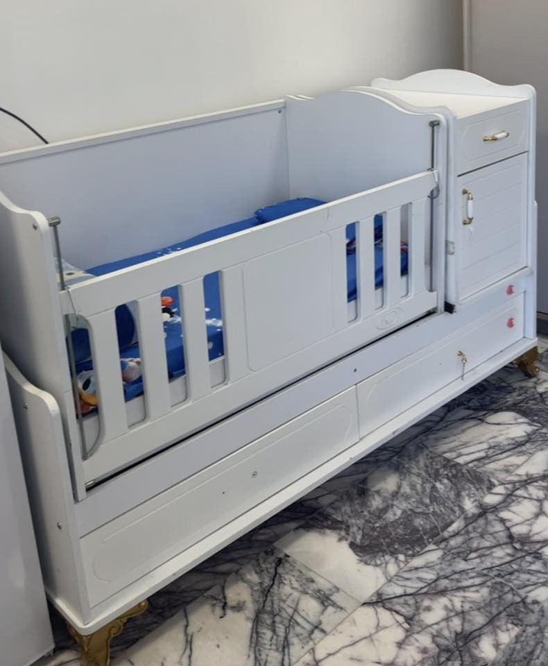 سرير طفل ويكون منفصل يرهم سرير نفر نظيف مابي اي ضرر  السعر ١٠٠ وبيها مجال بسيط مكاني الاعظميه
للاستفسار / ***********
