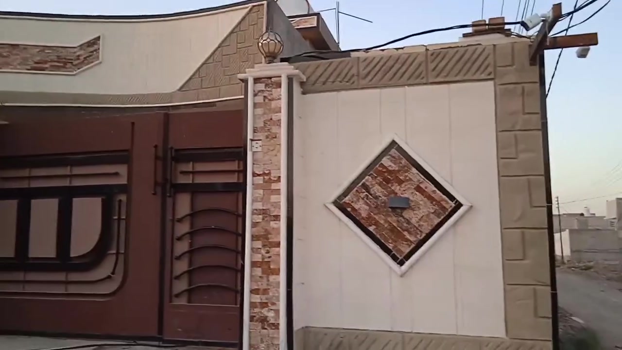 السلام عليكم بيت للبيع الخالص شويخيرات
مساحه 320متر ركن بناء حديث سنة23 يتكون من حوش كبير وحديقه عدد ثنين وحده بوجه البيت والثانيه بصفحت البيت 
مطبخ حار وبارد 6في4وصاله كبيرة وستقبال سته في اربعه.
وغرفتين نوم خمسه في اربعه وصحيات داخليه ومقعد غربي وصحيات خارجيه وبيتونه وغرفت نوم من ضمن البيتونه مساحت الغرفه اربعه في اربعه رقم صاحب الدار 
***********
