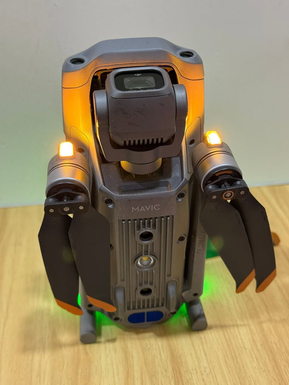 Dji Air 2s 
كومبو كامل ملحقات 
3 بطاريات 🔋 
شاحنه 
ريمونت 
4 مراوح 
وصله ايفون 📲 
جنطه مدرعه 🧳 
وجنطه عاديه 
بسعر جداً جداً مناسب 
للاستفسار تعال خاص 
او اتصل : *********** 
العنوان بغداد
