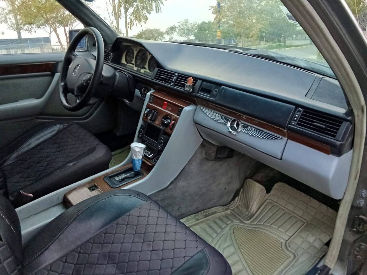 سلام عليكم للبيع مارسدس دب مديل 88 محرك بطه 250 رقم ديالئ سنويه لحد 30 حداده جديد مصبوغه عام للجماليه السعر58بيه مجال للطيبين رقم *********** عنوان ديالئ خانقين
