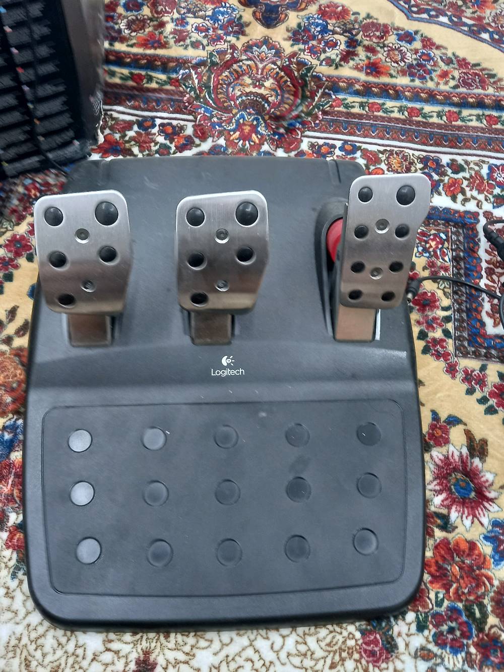 📍بغداد-الدوره-ابودشير-شارع جامع الرحمان

🔴مواصفات🔴 
🎮 المواصفات الأساسية لـ Logitech G27
زاوية دوران الدركسون: حتى 900 درجة (مثل السيارة الحقيقية). �
Wikipedia
نظام Force Feedback: محركين يعطون إحساس واقعي بالطريق والاهتزاز. �
B&H Photo Video
عدد الدواسات: 3 دواسات (بنزين – فرامل – كلتش). �
Wikipedia
القير:
قير يدوي 6 سرعات (H-Pattern)
مع Paddle Shifters خلف الدركسون. �
Wikipedia
المواد:
الدركسون مكسو جلد حقيقي
الدواسات معدنية (Steel). �
B&H Photo Video
الأزرار: حوالي 16 زر قابل للبرمجة + D-Pad. �
B&H Photo Video
الإضاءة: لمبات RPM لمعرفة وقت تغيير القير. �
B&H Photo Video
التوصيل: USB سلكي. �
support.logi.com