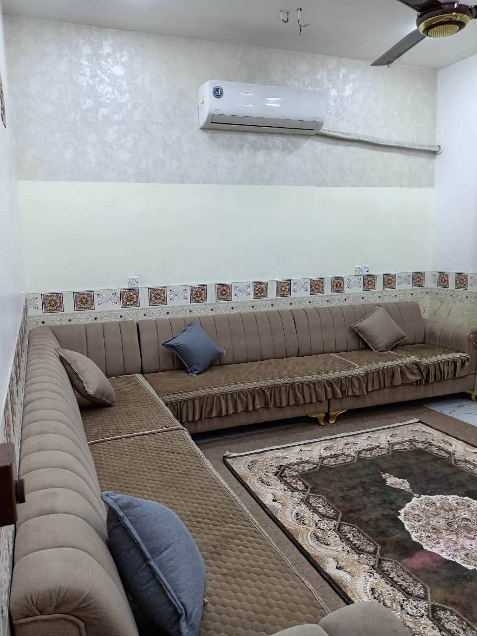 بيت للبيع زراعي مساحه 50 طابقين بناء حديث ونظيف كلش
واجهيه 5 زراعي
البياع مواصلات الخامسه شارع جامع خديجه الشارع عريض مجاري رئيسي تانكيات عدد 2 /1000 يحتوي على حمام خارجي استقبال ومطبخ وصحيات 
والطابق الثاني غرفتين وصحيات
السعر 60 وبي مجال البيت جاهز مابي اي نقص 

للاستفسار ***********
