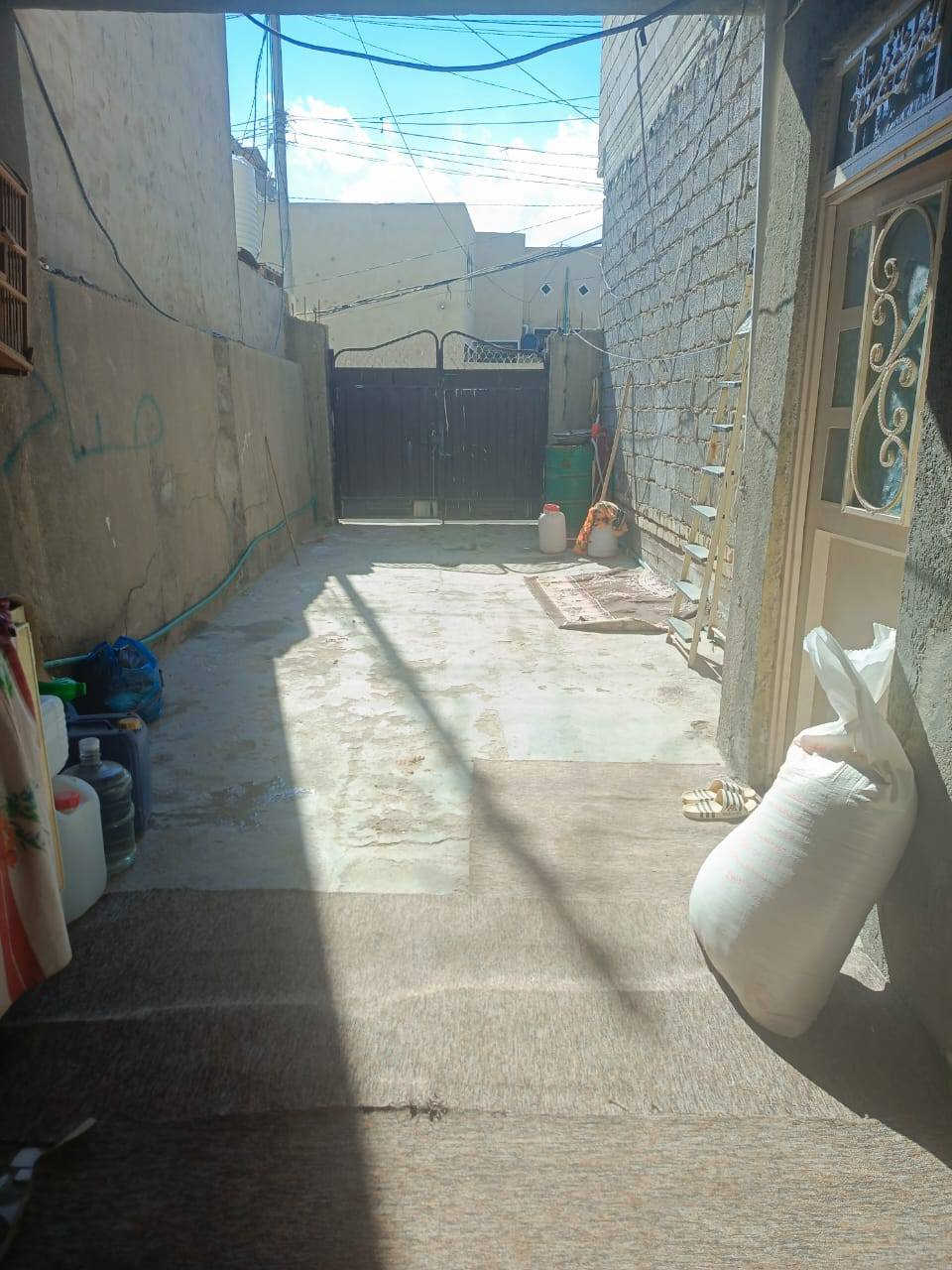 السلام عليكم دار للبيع الموقع كربلاء شارع الامن الداخلي بل بدايه وره شارع العام اب فرع مدارس وسوك قريبه عليك مجاري تبليط كهرباء كله متوفر مساحت البيت 200مبيوع منه 39متر يعني يبه 161متر يعني ما يعتبر خلفي واجهيته4امتار بي غرفتين 5/4 استقبال 7/4 صاله جبيره مطبخ 4/4 صحيات خارجيه وداخليه البيت معروض اب 100مليون اي ستفسار رقم الهاتف ***********
