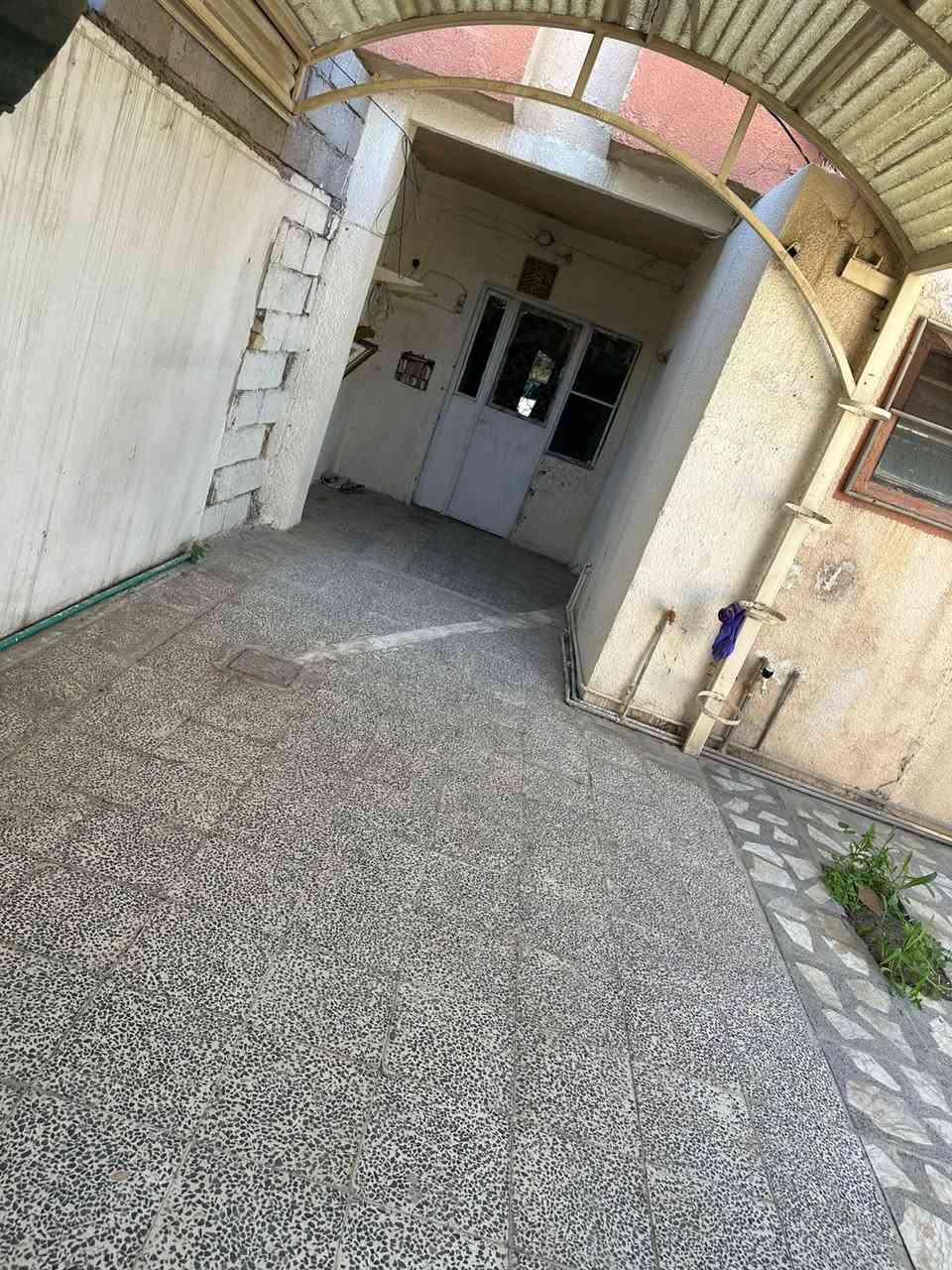 السلام عليكم…بيت كبير +مشتمل للايجار البيت متكون من خمس غرف +مطبخ وصحيات +كراج سيارة +حديقة خارجية وداخلية والمشتمل متكون من غرف عدد ٢ ومطبخ+صحيات مشتمل ارضي العنوان بداية سبعة نيسان حي المصطفى شارع التجنيد خلف المرور القديمة على الرقم ***********
