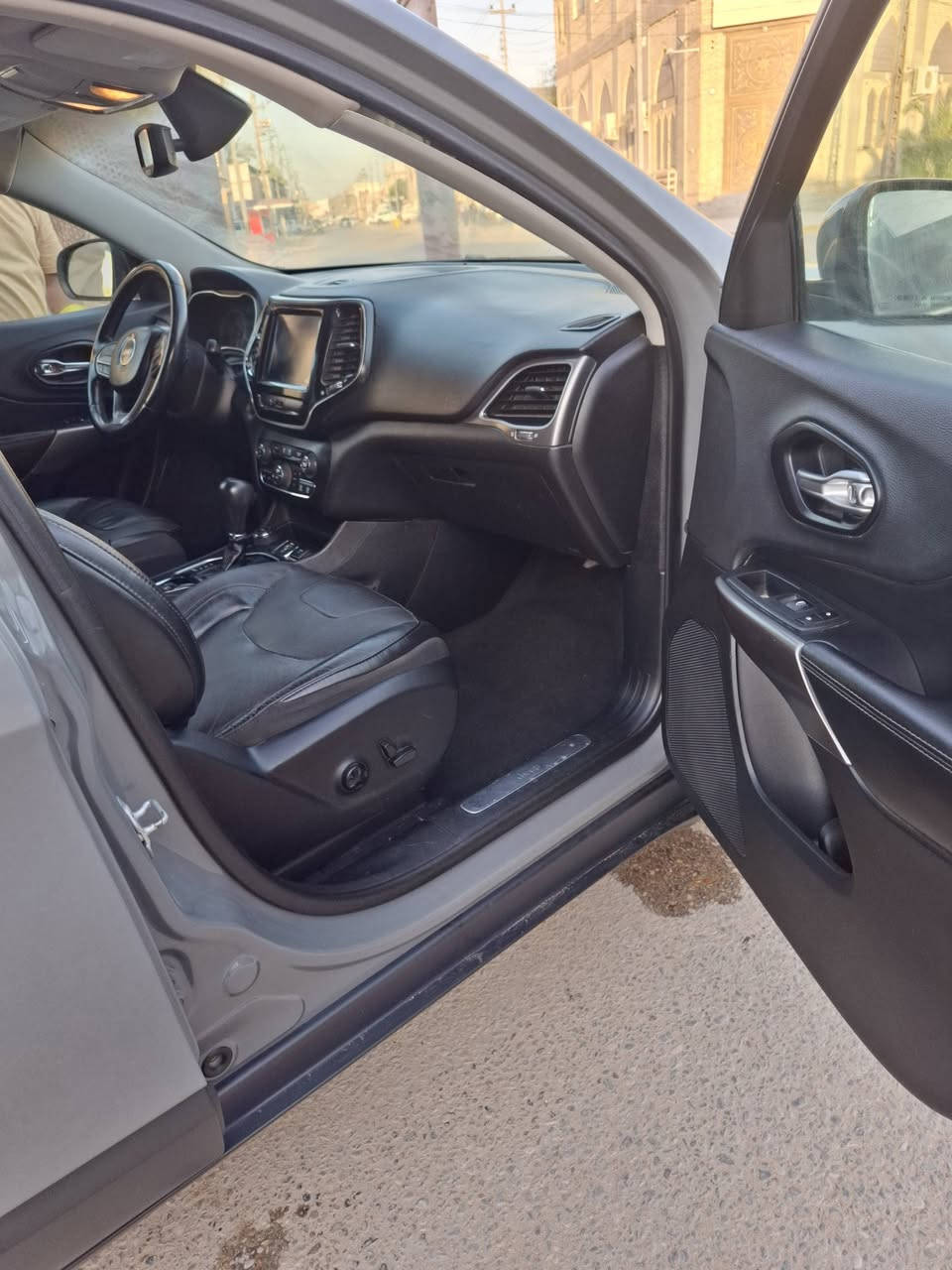 السلام عليكم 
للبيع فقط 
جيب بزون ٢٠١٩ لمتد ستة سلندر فور ويل  بانوراما سمنتي فول مواصفات السعر ١٥٠ بيها مجال شوية 
تبديل بنيد والقمارة مصبوغة 
للتواصل 
***********
تمنياتي للجميع بالصحة والسلامة
