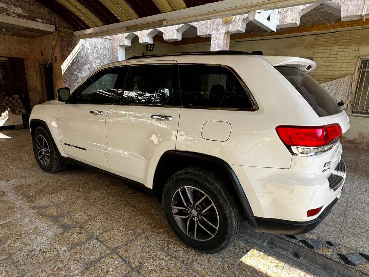 السلام عليكم جيب لمتدد 2018 رقم بغداد الجديد سنويه لغاية 2030 والهزه جديده فول مواصفات عدا الفتحه حادثها وسونارها موجود بالصور سيارة جاهزه ما ناقصها شي  السعر 220 وبيها مجال بسيط مكاني ذي قار 
***********
