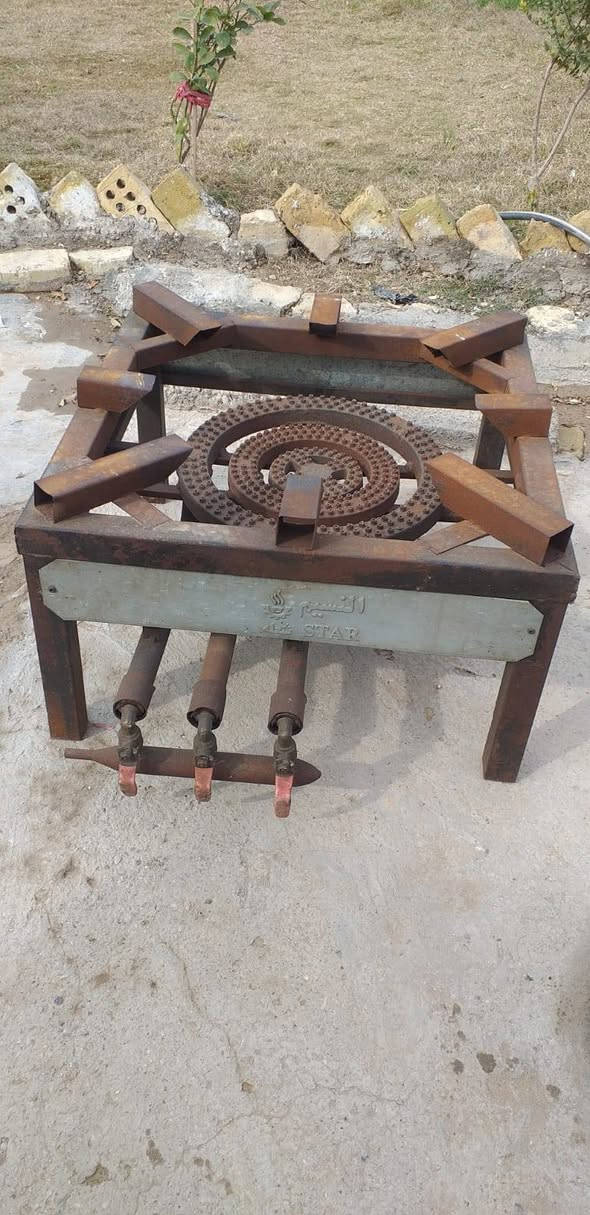 طباخ نضيف وشغال بس مضموم ممستخدمه قليل للبيع الطباخ عملاق ويفيد للمناسبات اللي يريده ***********
