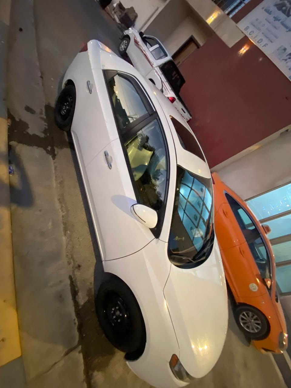 السلام عليكم كيا سيراتو مديل 2013 وارد خليجي فول مواصفات بصمه فتحه تشغيل عن بعد السونار مالها موجود للعلم منغير السونار ضربة بلجاملغ الامامي رقم اربيل السعر 110  سيارا بعد احله من صور 
*********** البصرة, العراق
