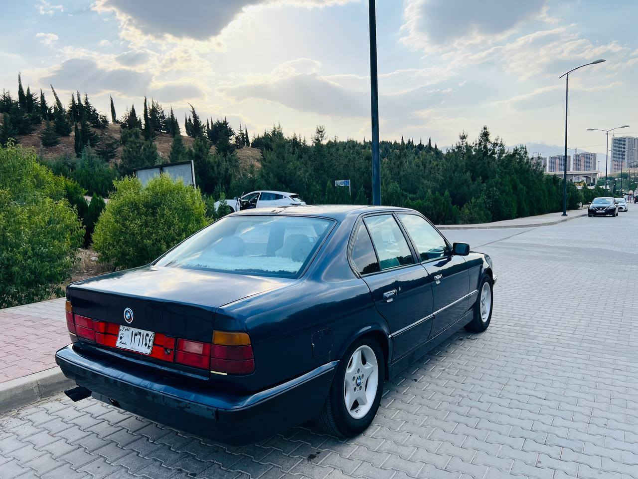 سەرەتا بەناوی خوا ماشاللە لەماڵی هەموو لایەک 
BMWبۆفڕۆشتن 
نموونه يي نيه له جوانيا 
مۆدیل 1991 ئارم پلاستيكه  به شه رتي ئارموو ئه وه لياتت 
موسوو براوه ش به شه رت
مکینە 525 كه پس ديجيتال گیڕ عاديه   به شە رتي گيرو مه كينه  هه لمي ده مي نيه 
كاره باهي هه مووي ئيش دكات  
دوو جام كاره باهيه  سلايته  قفل مه ركه زيه سيدي هه موو شتيكي مزبوتت 
گيچه كاني هه مووي ئيش دكاتت 
 چوار تايه و ويلي تازه تازه يه
سه ياره كي تا بليت توندوو توو  مالي دووسته 
پيشو دواي كه پسه هيچ ده عمو ليدراوي نييه
نرخ (( 29گه لا معاله ي برايانه)))
***********
*********** 
له سليمانيه سياره كه
