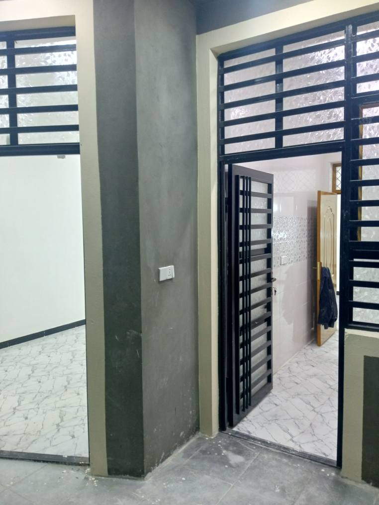 السلام عليكم 
بيت طابو زراعي سند 25 مشمول بل تطويب مرقم ومعامله كامله بل بلديه 
100 متر بناء درجه اولى صب كونكريت أساس وسقف طابوك جمهوري غرفه وصاله واستقبال ومطبخ وتخاريج داخليه وخارجيه بناء جديد قبل شهر وحاليا البيت بي مستأجر 3 نفرات الشهر 250 الف البيت للبيع على ايجاره يعني اليشتري يستلم اجار كبل بناء البيت درجه اولى شرط تجي وشوف المكان شارع المعمل قرب اسواق زيتونه منطقه هادئه ومتوفره بيه جميع الخدمات يبعد عن شارع المعمل الرئيسي 20 متر البيت كامل سطح وتشاريف ماناقص اي شي السعر 50 وبي مجال قليل الشراي يتصل على الرقم ***********
