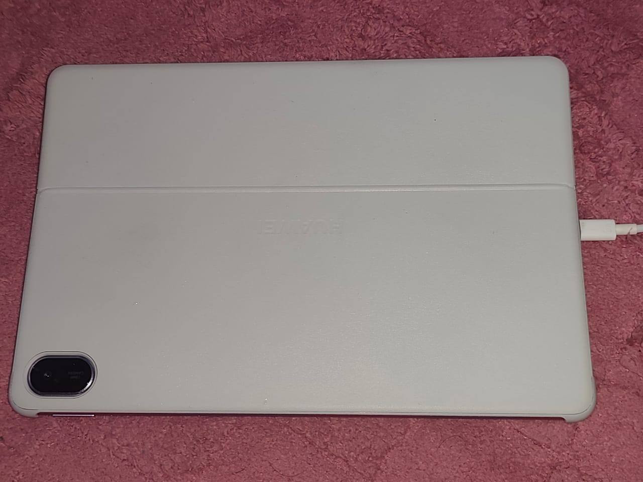 السلام عليكم للبيع باقوى سعر ما تحصل مثله 
ايباد Huawei MatePad 11.5.وحش الالعاب وقوي جداً للدراسه
 مواصفاته 
اشة: 11.5 إنش، دقة 2456×1600 (2.5K)، IPS LCD، معدل تحديث حتى 120Hz، ألوان 100% sRGB، نسخة PaperMatte مضادة للانعكاس تشبه الورق.
المعالج: Kirin (T82 أو 8020 حسب النسخة) مع GPU Maleoon 920.
الرام: 8GB
التخزين: 256GB
البطارية: 10100mAh مع شحن سريع 40W، تدوم حتى 12–14 ساعة استخدام فيديو تقريباً.
الكاميرات: خلفية 13MP، أمامية 8MP.
الصوت: 4 سماعات ستيريو قوية.
الاتصال: WiFi 6، Bluetooth 5.2، USB-C.
النظام: HarmonyOS 4.3 (بدون خدمات Google مباشرة).
التصميم: نحيف 6.1mm، وزن حوالي 515g، جسم ألمنيوم أنيق.
الميزات: دعم Huawei M-Pencil (الجيل الثالث)، دعم كيبورد يتحول إلى لابتوب، وضع رسم وقراءة احترافي خاصة نسخة PaperMatte.
السعر 369,000$ الف فقط ما تحصل هيج سعر 
رقمي للاستفسار ***********
