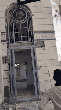 صباغ متجول 🛻
داخل المقدادية 
صباغ بوب شبابيك خشب جدران 
هاتف : ***********📞
