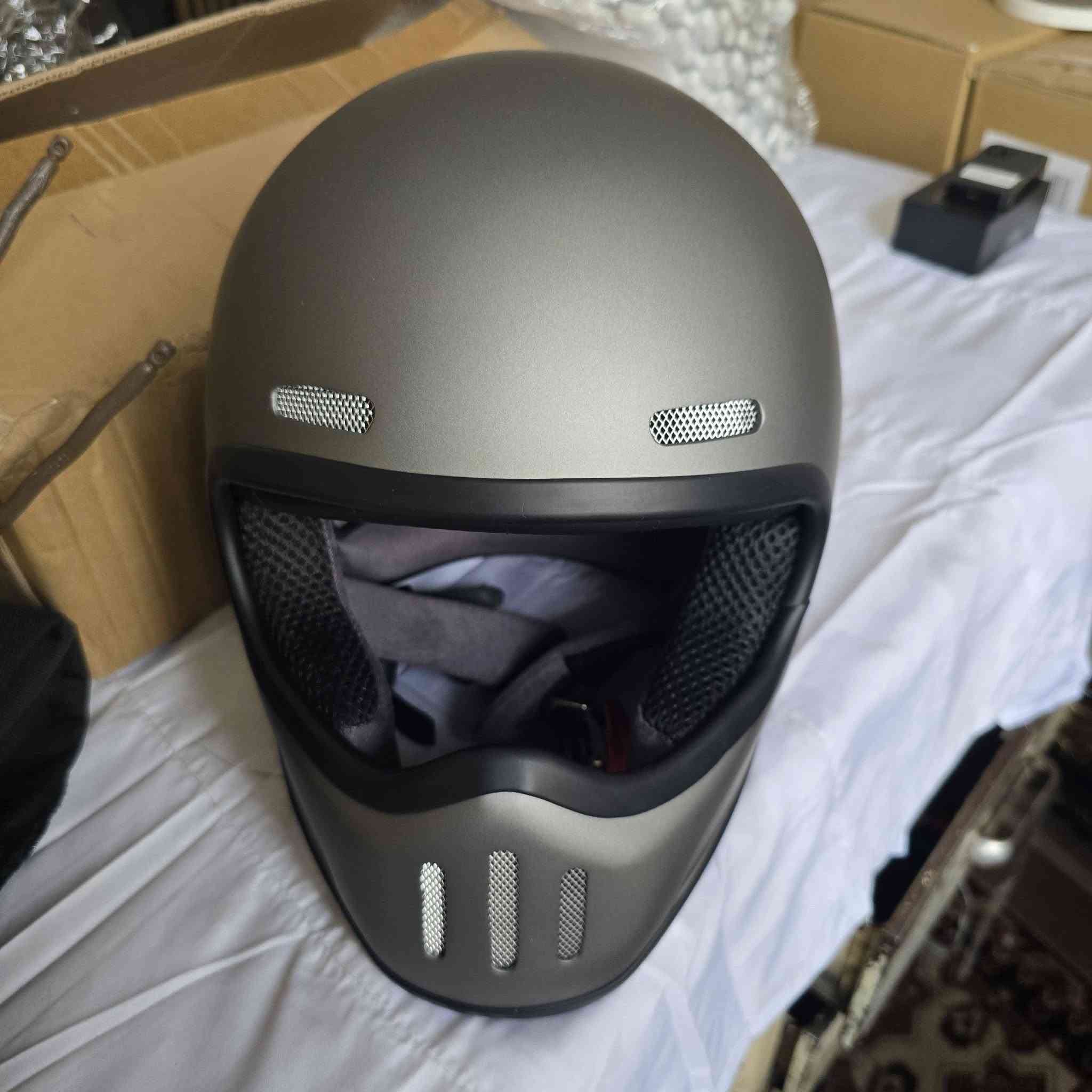 خوذة ياباني 
الياف كاربونية 
قياس M . التفيده يكتب سعرها وبالعافية


**إذا كنت صاحب هذا الإعلان وتريد حذفه لأي سبب، رجاءا أرسل رسالة إلى الدعم الفني**