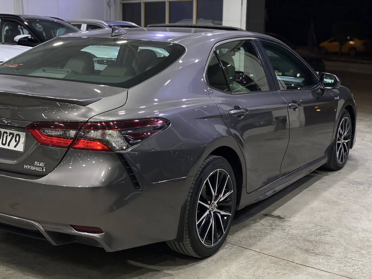 تويوتا كامري2021 هايبرد وارد أمريكي فئة SE فول 1/1 ماشية 85 الف و سيارة هايبرد ياباني اصل والسيارة كلش جديدة و السيارة بيه فقط دعامية امامية مبدلة نفس اللون فقط والباقي كفالة عامة و شرط فحص السيارة بدون ايرباك وبدون دواخل و شاصي باقي كله مكفولة ابيع شرط السونار و سيارة رقم بغداد الجديد بسمي تحويل مباشر و السعر 18700$  الف دولار او 187 ورقة و بيه مجال شي بسيط ومكاني بغداد و رقمي للاتصال و استفسار ***********
