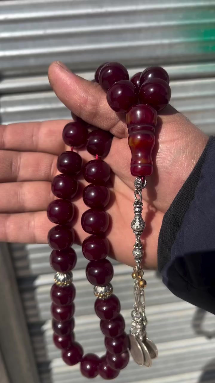 يا حامِلَ الـمِسـكِ في خـيطٍ تُقَلِّبُـهُ
أَمـا رَأَيـتَ صَنـيـعَ الـفـاتورانِ بَـدا؟
خَمريُّ لَـونٍ، كَأَنَّ الـشَمسَ في يَدِهِ
ذابت، فَـصـارَت لِـذِكـرِ اللَهِ مَـورِدا
كُلَّـما مَـسَّـت كُـفـوفُ الـمَـرءِ مَـلـمَسَهُ
فـاحَ الـجَـمالُ، وَبـانَ الـعِـزُّ وَاتَّـقَـدا
قِـدمٌ يُـعَـتِّـقُ لَـونَ الـحُـسنِ في حُـبَـبٍ
يَـحـكي شُـمـوخاً عَـلى الأَيّـامِ قَد صَمَدا


**إذا كنت صاحب هذا الإعلان وتريد حذفه لأي سبب، رجاءا أرسل رسالة إلى الدعم الفني**