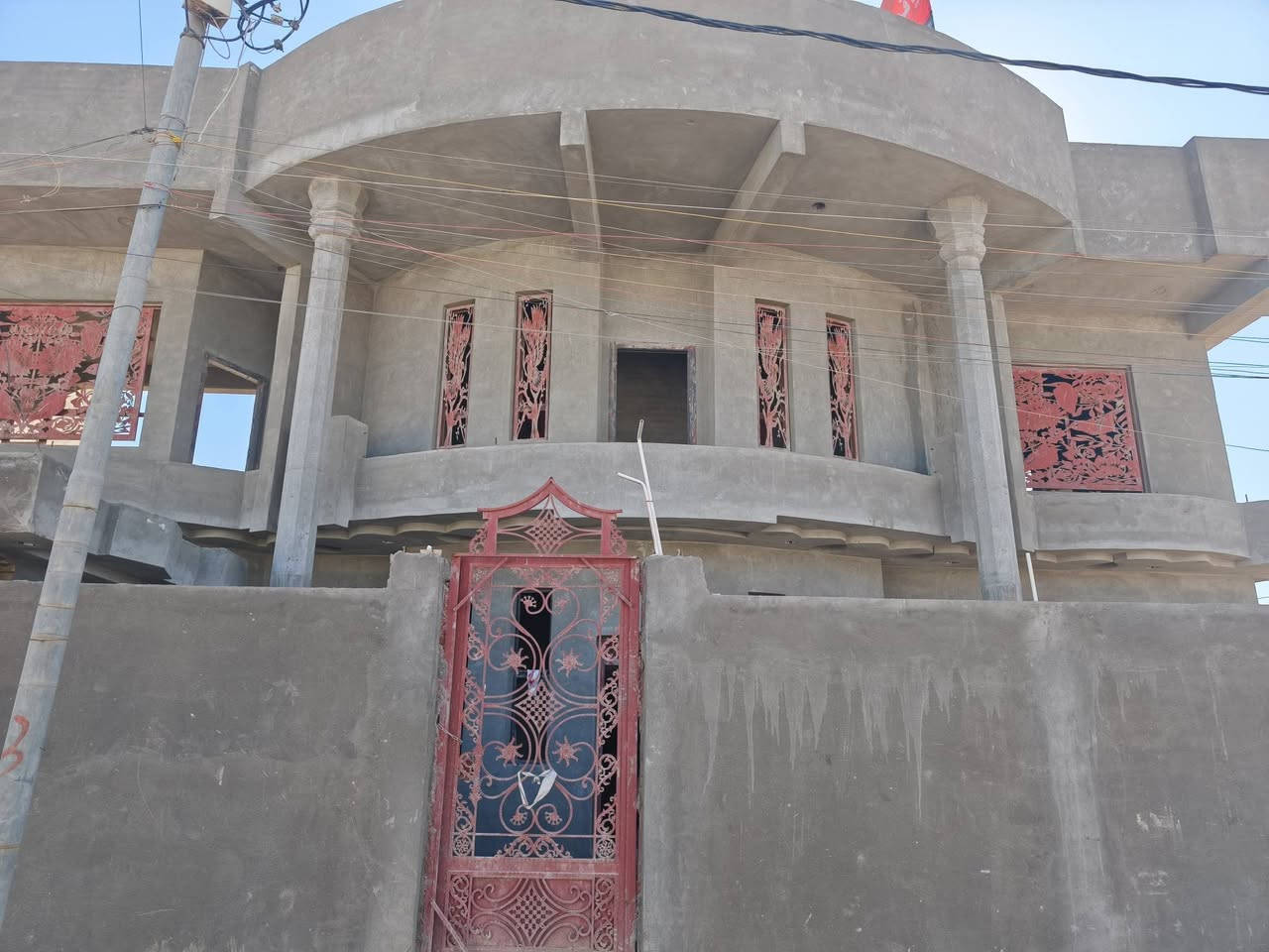 للبيع
دار سكني طابو زراعي مساحته 400 متر ركن على شارعين عرض الشارع 15 متر 
يقع في مجمع حجي حسين مقابيل مستشفى القاسم 
بناء  درجه اولى خريطه خليجيه 
مواصفات البيت طابقين ثلاث غرف نوم 
صاله دائريه الشكل مفتوحه للأعلى 
مجمعات صحيه داخليه و خارجيه 
الابواب والشبابيك تركي درجه اولى 
للاستفسار الاتصال على الرقم 
*********** 
او مراجعه مكتب الوادي الاخضر للعقار 
شارع السياحي خلف الإمام 
مقابل مول العذاري
