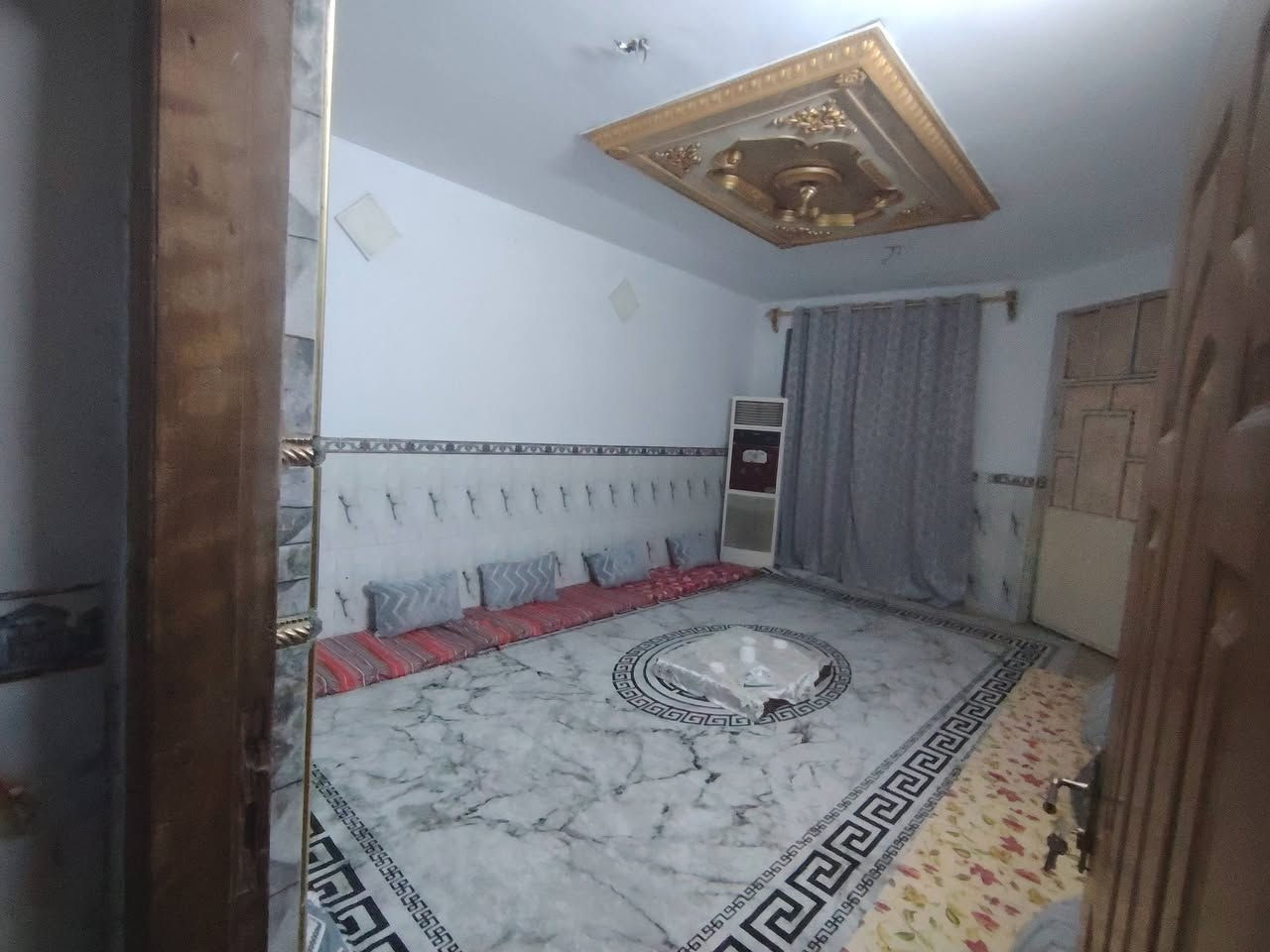 ؛ 🔹 للبيع بيت بمدينة الصدر / قطاع 75
📍 قريب على سوق العورة (فرع مطعم لفة ونص) 
مساحة البيت: 144 م
 تفاصيله:
الطابق الأول: غرفتين، استقبال، هول، مطبخ، حمام داخلي وخارجي.
الطابق الثاني: 4 غرف نوم، مطبخ، حمام.
الطابق الثالث:غرفه حمام مطبخ سندويج +سطح 
✨ البيت واسع ، مناسب للعوائل وجاهز للسكن.
للاستفسار والتواصل: [*********** ] 📞
