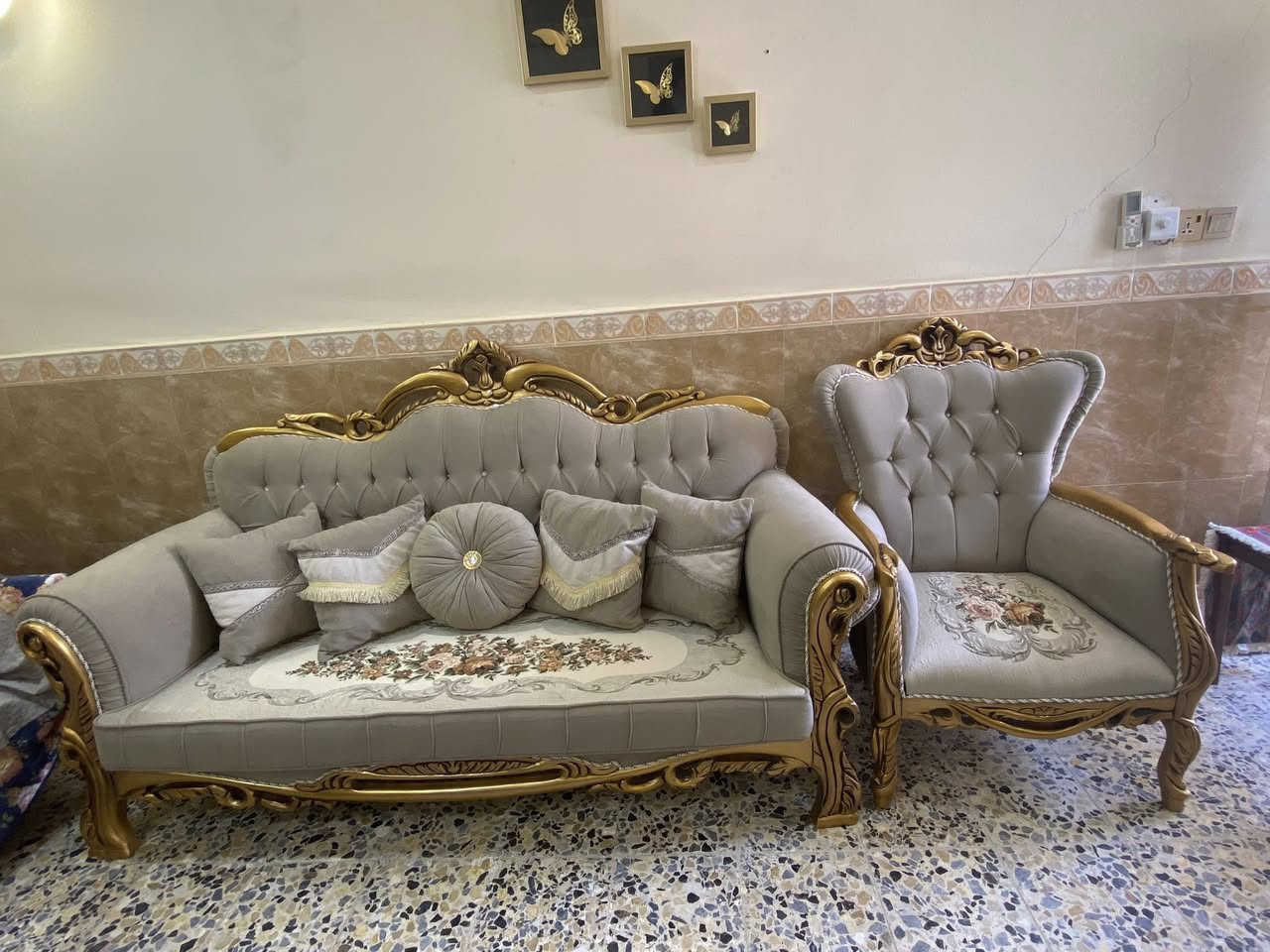 اثاث إستقبال تخم تركي عشر نفرات مع زولية 3x4مع
بردة مع ساعة


**إذا كنت صاحب هذا الإعلان وتريد حذفه لأي سبب، رجاءا أرسل رسالة إلى الدعم الفني**