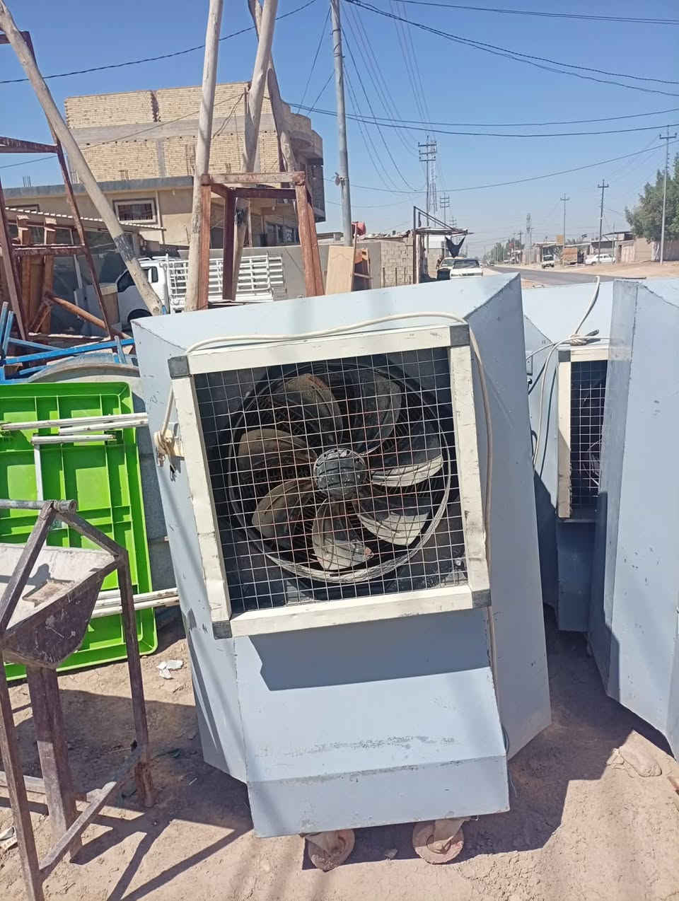 سلام عليكم ميز للبيع عدد 50  السعر 20 ومبردات  عدد 4 العنوان حله قرب العلويه شريفه  رقم الهاتف  ***********
