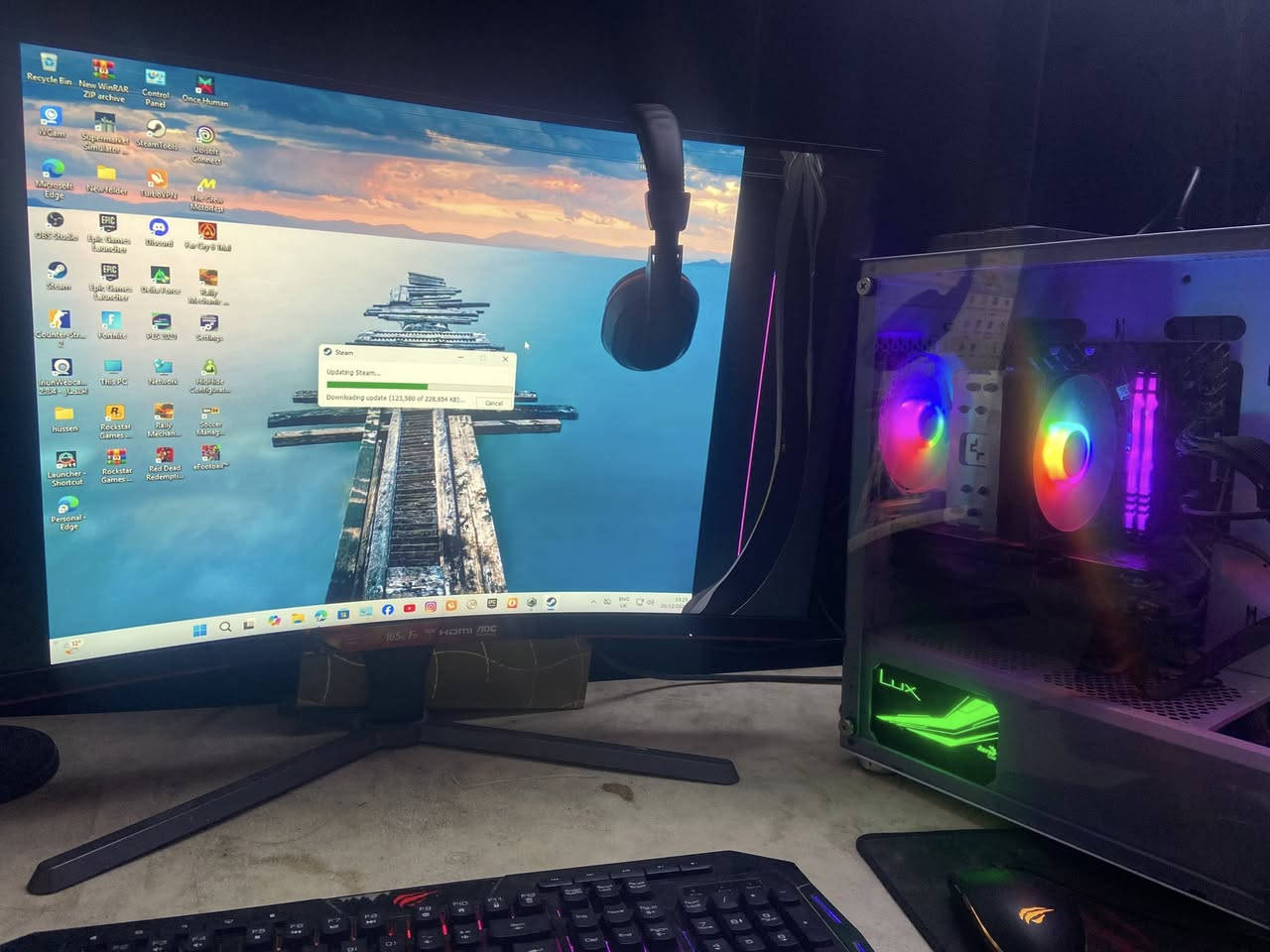 المعالج: Intel®️ Core™️ i5-12400F (الجيل 12)
• عدد الأنوية / الخيوط: 6 أنوية / 12 خيط
 • التردد: 2.50 GHz
 • كرت الشاشة: NVIDIA®️ GeForce RTX™️ 4060
 • ذاكرة كرت الشاشة: 8 GB VRAM
 • DirectX: يدعم DirectX 12 Ultimate
 • الذاكرة العشوائية: 16 GB RAM
 • سرعة الرام: 2400 MT/s
 • التخزين: 1.40 TB
 • اللوحة الأم: ASUS
 • نظام التشغيل: Windows 11 Pro
 • بنية النظام: 64-bit
مساحة التغزين : 2360
شاشه بيها ضربه عل جها اليمنه 
سعر جهاز مليون و بي مجال
0773 818 8045
