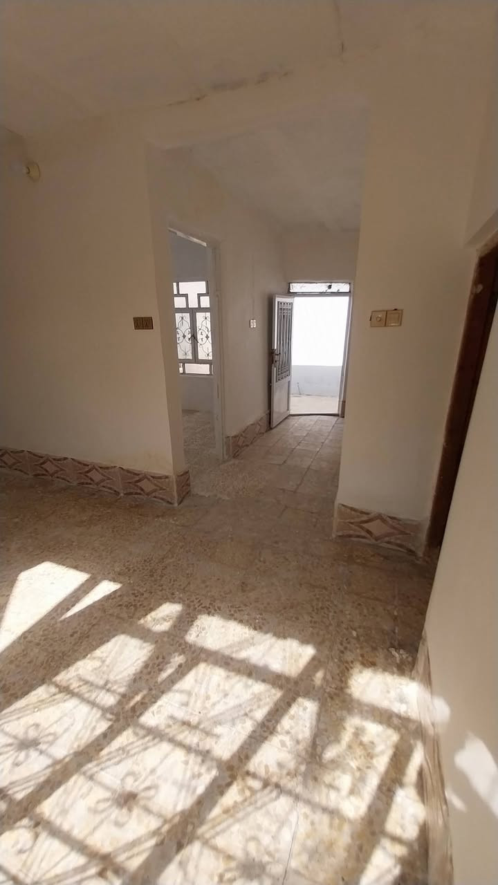 غرفه وصاله ومطبخ واستقبال وحمام داخلي وخارجي السعر ٢١وبي مجال عنوان الدار كوفه شارع المطار القديم مراجعة مكتب بغداد للعقار بادارة أحمد الكريطي ***********
