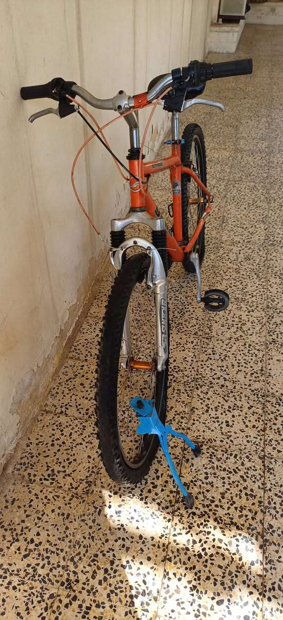 ماركة جينت ينرادلة جوابة فقط او تحب سويهم بنجر
٥٠ سعرة من الاخير دبل شغال فول 
بريكات  كير شغال ينرادلة تعديل ويالة شي بسيط يعني متروك باختصار باقي كدام العين 
عنوان حي البكر


**إذا كنت صاحب هذا الإعلان وتريد حذفه لأي سبب، رجاءا أرسل رسالة إلى الدعم الفني**