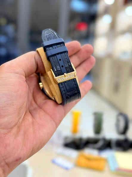 اكتشفوا روح المغامرة والرفاهية! ⚓✨

فرانك مولر فانجارد ياختينغ - حيث تلتقي أناقة اليخوت بالفن السويسري الأصيل!

ليست مجرد ساعة... بل رفيقك في رحلاتك الاستثنائية. تجمع هذه التحفة الفنية بين دقة الحرفية السويسرية وأناقة عالم اليخوت في تصميم لا يُضاهى.

💎 مواصفات الساعة:

· الطراز: فرانك مولر فانجارد ياختينغ V45 SC DT YACHTING
· الحركة: أوتوماتيكية سويسرية
· القطر: 45 ملم × 54 ملم - سمك 14 ملم
· الهيكل: ذهب عيار 18 قيراطًا مرصع بالماس
· المينا: أزرق أنيق مع تفاصيل بوصلة بحرية وعقارب مضيئة
· الوظائف: عرض التاريخ عند موضع 6
· المقاومة: حتى 30 متر (3 ATM)
· السوار: مطاط أزرق مغطى بجلد التمساح الفاخر
· الكريستال: زجاج ياقوتي مقاوم للخدش
· الحالة: مع العلبة الأصلية والأوراق الأصلية

📍 للاستفسار والطلبات:

· المحل: Golden Watch
· الموقع: الكوت - شارع المغرب
· هاتف: *********** (للتواصل عبر واتساب أو خاص)

---

لماذا تختار هذه الساعة؟
✓ تصميم فريد مستوحى من عالم اليخوت الفاخرة
✓ حركة أوتوماتيكية سويسرية دقيقة
✓ مواد فاخرة تجمع بين الذهب والماس والجلد الفاخر

سارعوا بالحجز - القطع محدودة! 🚀

#فرانك_مولر #FrankMuller #VanguardYachting
#ساعات_فاخرة #ساعات_سويسرية #أناقة #فخامة
#ذهب #ماس #يخوت #أناقة_بحريه
#إكسسوارات #ساعة_يد #تميز #رفاهية

---

ارتقِ بأناقتك إلى مستوى جديد... حيث تلتقي الفخامة بروح المغامرة! 🌊
