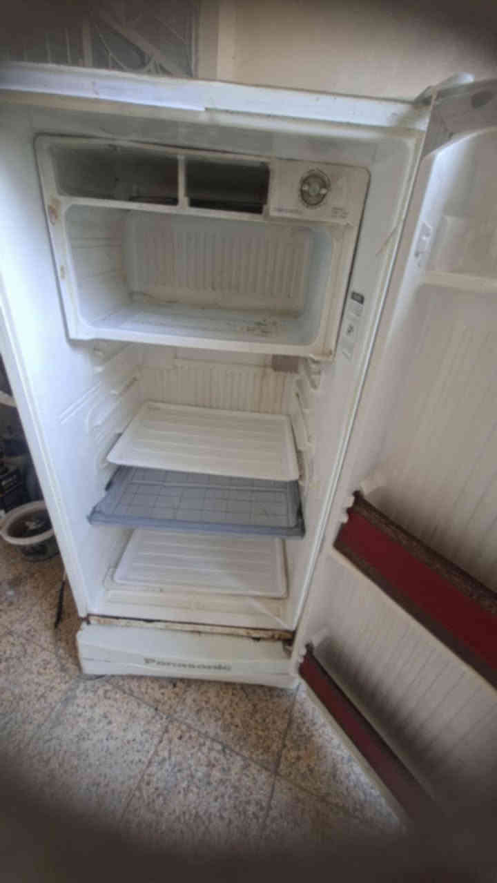 السلام عليكم عندي الاثلاجه سعر ٤٥ والكاوتنر ١٢٠ الفرفه بدوبه جرباي ٨٥ شراي تعال مكان الكرادة رقم ***********
