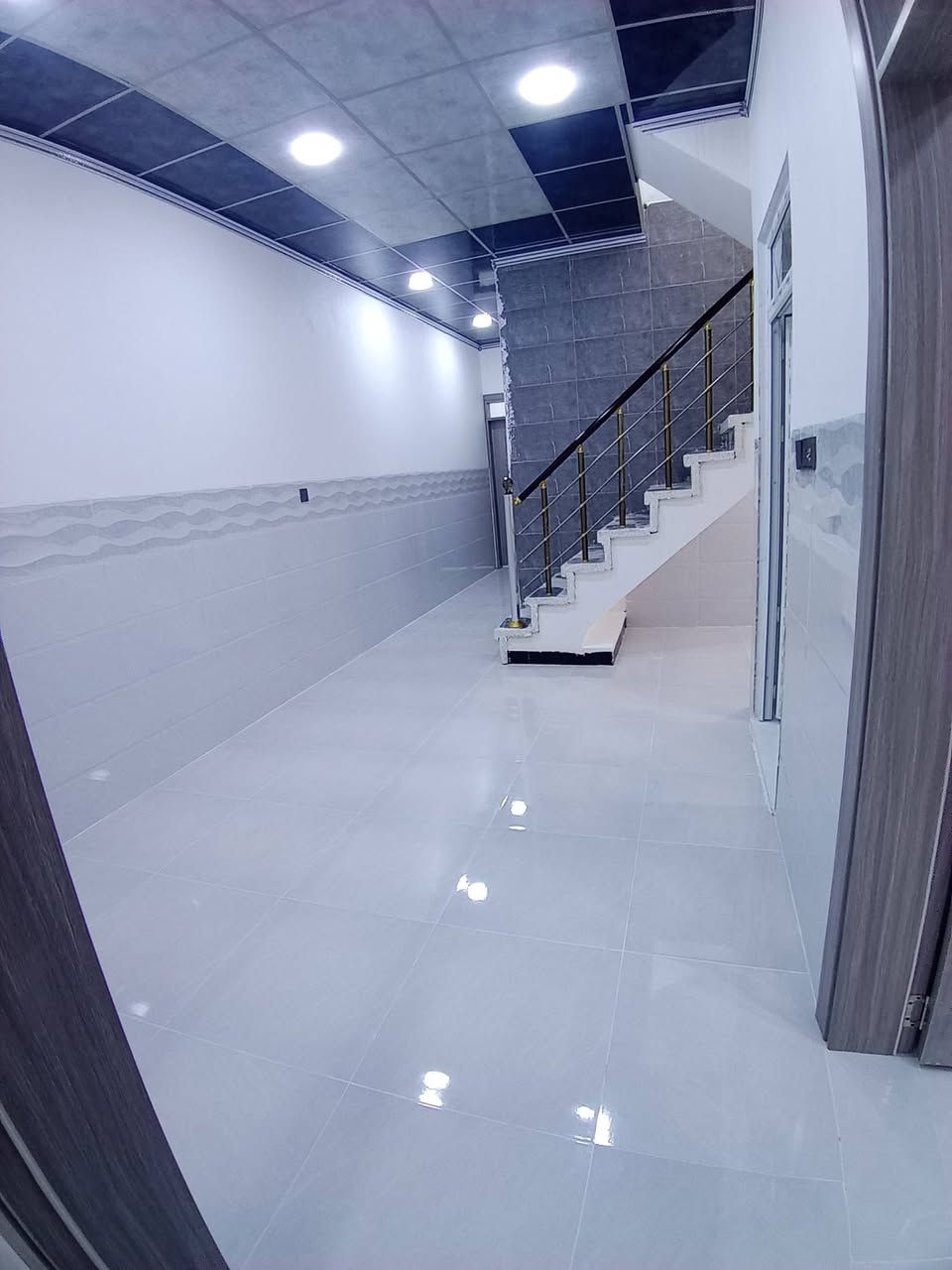 دار للبيع في حي الملايين الثانيه قرب جامع العادل يبعد عن الشارع العام 500 متر قيد الانشاء تسليم مفتاح سند 25 زراعي المساحه 110 متر الواجهه 6 النزال 18 السعر 68 وبيها مجال الاتصال على رقم الموجود على الشاشه) ***********) ***********
