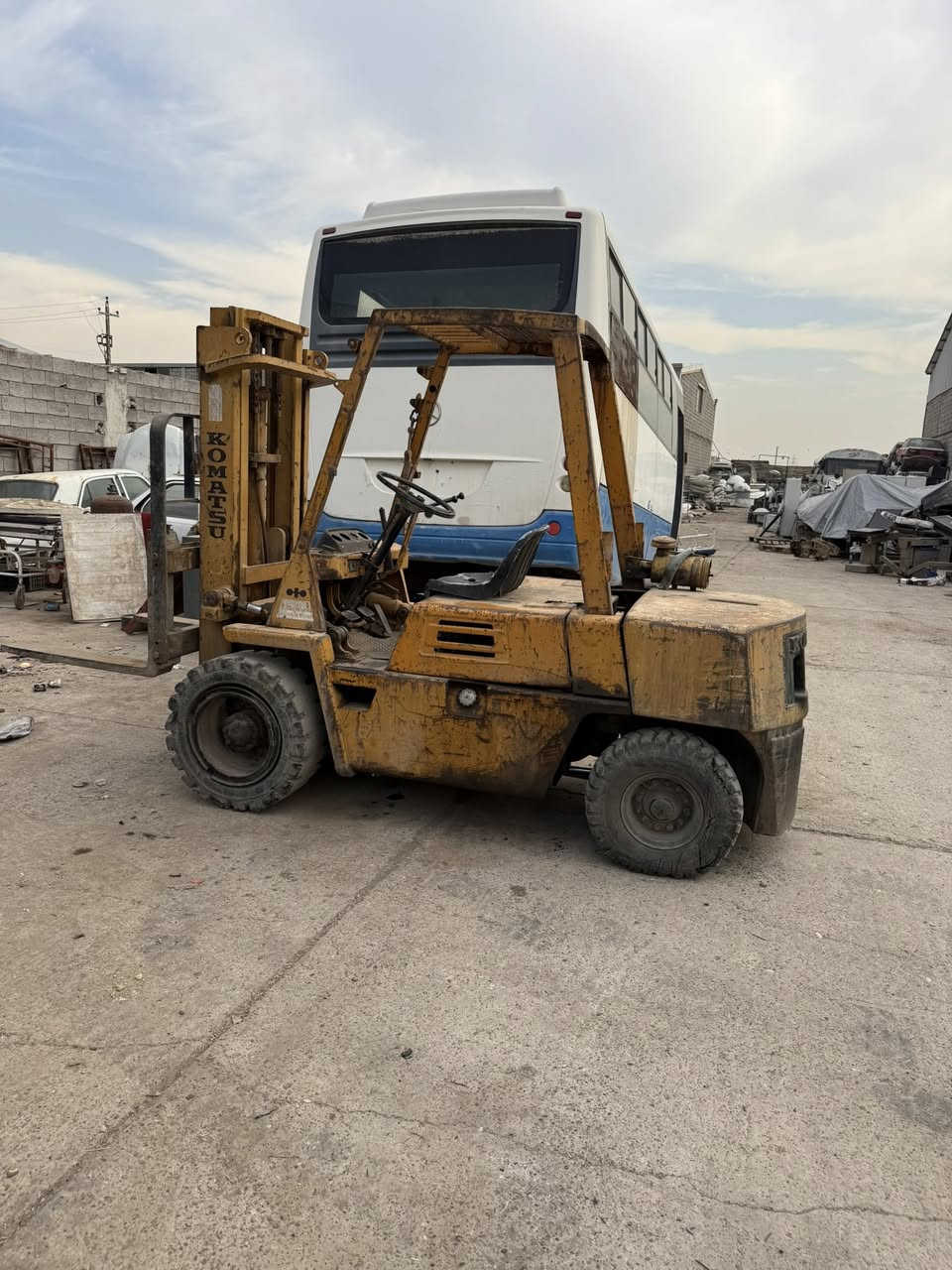 للبيع كوماتسو.  سعر. 25 ورقة.       ***********
