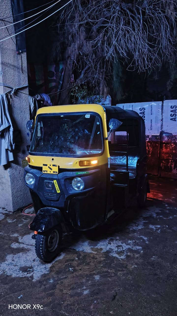 السلام عليكم تكتك موديل 15شهر 12 مكينه نضيفه محدثه 18 مصبوغه عام الجماليه  تكتك موضحه بل صور الشراي يخابر ***********
