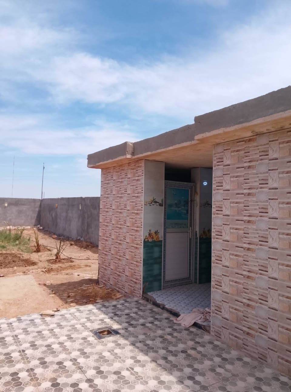 الدار لبيع
الموقع ال ساجت كراغول 
التبليط بل باب 
الكهرباء بل باب خاصه بيه محوله 
امبير موجود بيه 
بناء 200متر وبيه اضافه 
المساحه الكليه 1200
مجهز كامرات تانكيات ماطورات برينه ماء 
بناء طابوك كله درجه اوله 
فقط السياج بلوك مع تل صحيات 
غرفتين وصاله وديوانيه ومطبخ وصحيات داخليه وخارجيه 
ومطبخ وصحيات قيد الانشاء 
لبيع أو 
مراوس في حي المستشفى أو حي المهندسين 
***********

