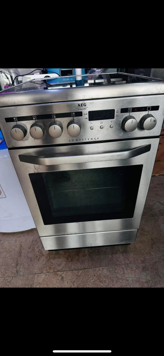 طباخ كهربائي مع فرن باله اوربي استعمال كلش قليل باله العنوان كوفه حي ميسان شارع البواري ***********
