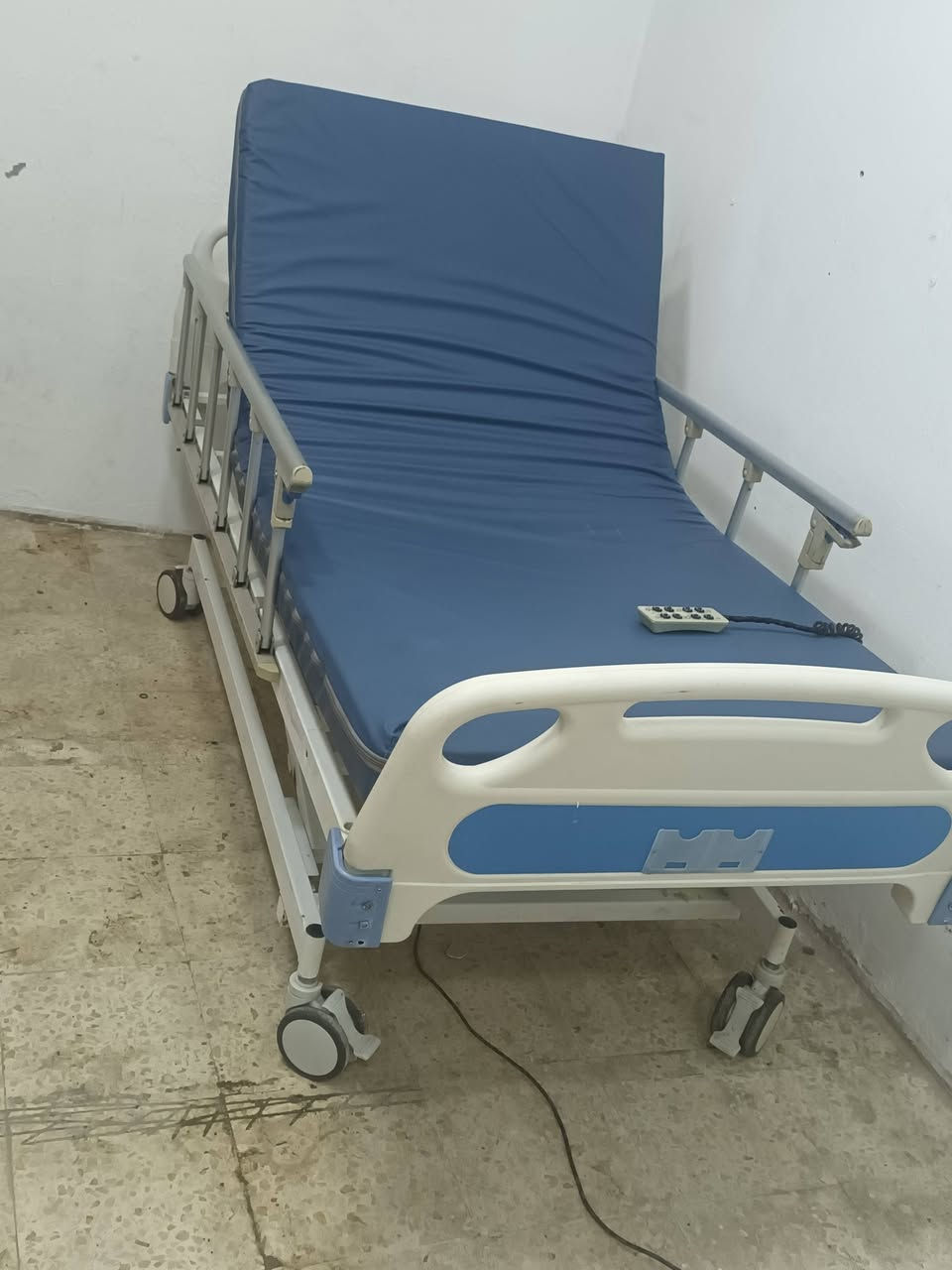 تخت طبي كهربائي للبيع
0780791113
200دينار 
 200دينار برفع الضهر ورأس 
وبرفع التخت كامل مزود بحواجز لحماية المستخدم


**إذا كنت صاحب هذا الإعلان وتريد حذفه لأي سبب، رجاءا أرسل رسالة إلى الدعم الفني**