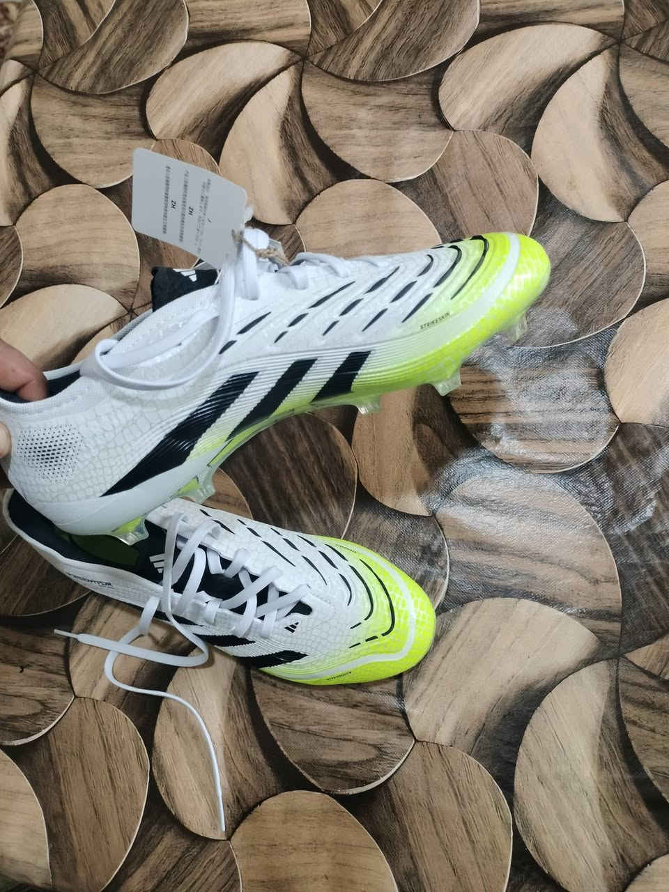 chaussures  de football adidas Predator Elite, arborant un coloris blanc, noir et jaune fluo.
Pointure 42 ylbas 41


**إذا كنت صاحب هذا الإعلان وتريد حذفه لأي سبب، رجاءا أرسل رسالة إلى الدعم الفني**