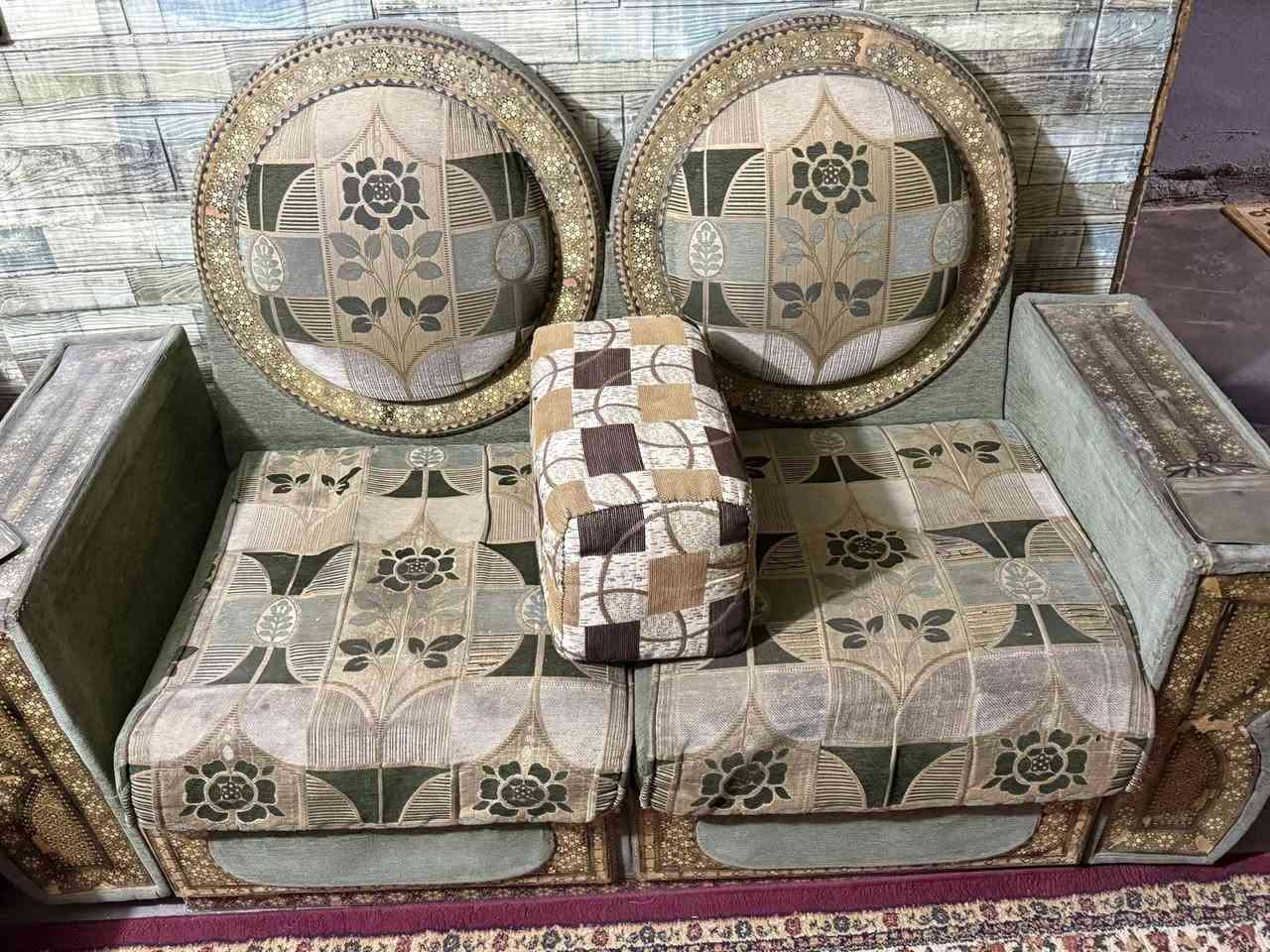 ديوان خليجي 10 مقاعد ويا طبله وسطيه السعر200 وبي مجال حك جيتك وموجود توصيل 
العنوان: بغداد التاجيات مجمع العز
الرقم: ***********
