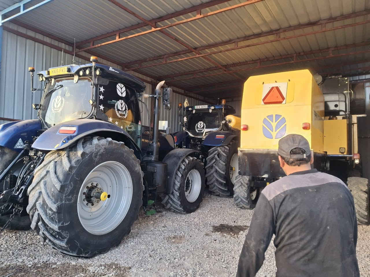 سلام عليكم حاصوده لل بيع
الموديل 2015 /رقم اربيل ما محجوز /اربعه بلم قايش / 
مكينه جديد جدن 
سعر 75مليون رجاً بس شراي ينتصل 
المكان واسط ناحيه شيخ سعد 
رقم نتصل ***********
