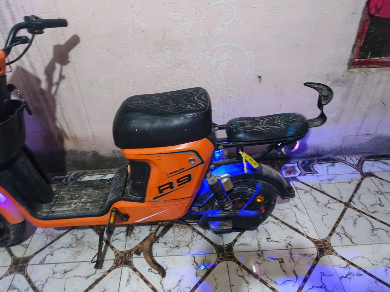 سلام عليكم دراجه شحن للبيع السعر 200وبيه مجال مكانه البصره ابو الخصيب الاسمده تجي تاخذ من باب البيت الدراجه تشتغل وتمشي قليل وتخلص شحن ماعرف شبيه بطاريات غير شيي ماعرف بعد تجي تفحص رقم الهاتف ***********
