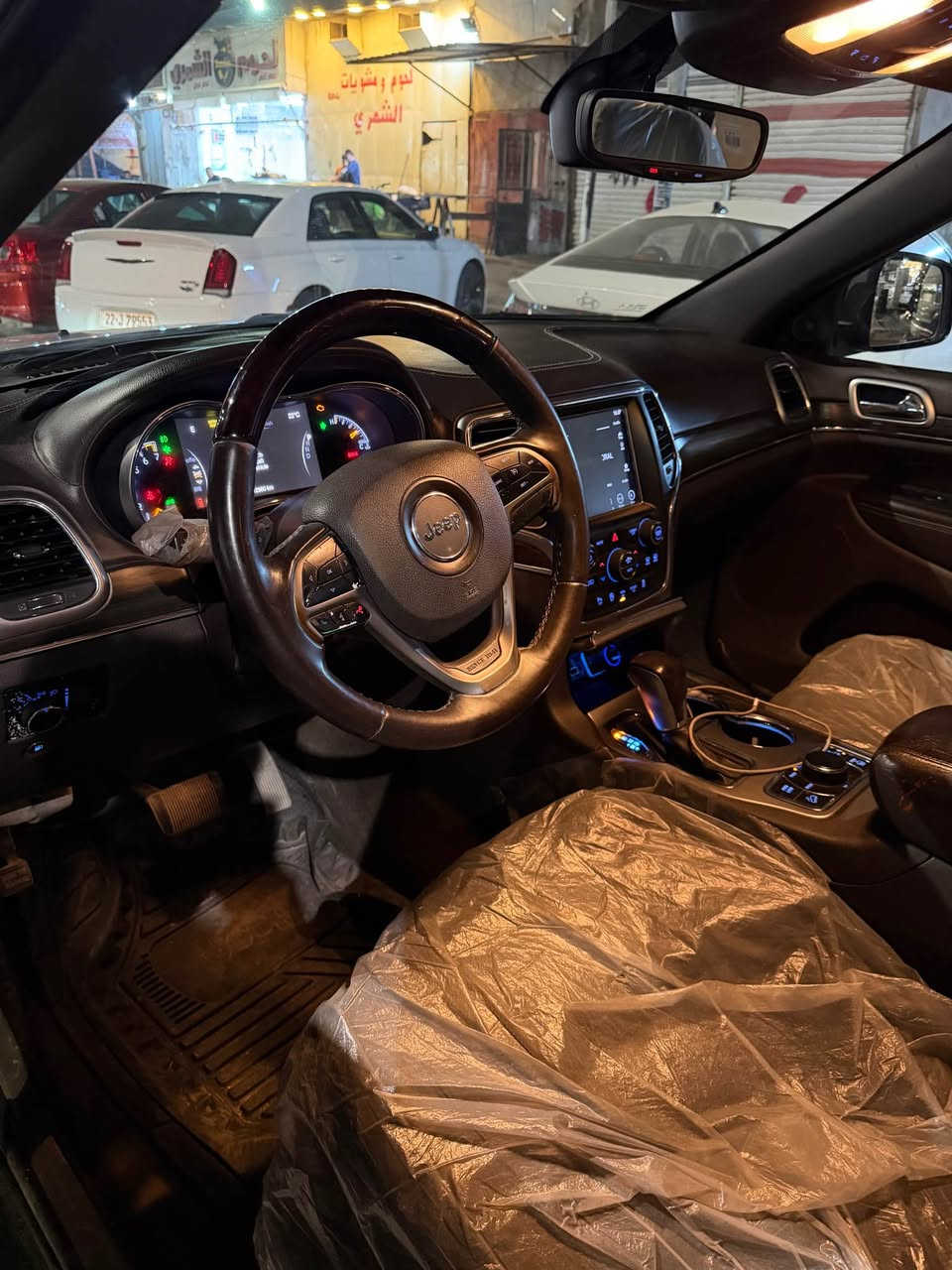 السلام عليكم للبيع جيب اوفر لاند 2018 فوول الفول مواصفات الاوفر لاند معروفه السياره حادثها من امريكا طخطخات بالصفاح ومصبوغه بجم كبس قماره مكفوله شواصي لغود مكفوله ايرباك التكمه فقط طاك سياره كلش حلوه يحتاجلها لمسات ترتيب رقم بغداد باسمي مكانها السيديه  السعر 18,800$ بيها مجال الاتصال *********** بغداد, العراق
