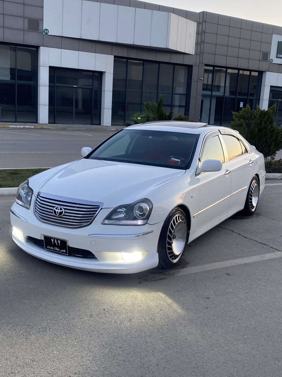 سەرەتا بەناوی خوای گەورە
ماجییستا موووس مووووس 
قەپات مواسەفاتە بەس جڵد نیە 
سڵاید سێ پەردە سەلاجە مەرکەزی 
٥ دووگمەی قەپات 
ئەیبیئیسی بیلاد ٤ تایە و ویلی لۆکی لە ژێرە 
چووپەکانی حووڕ کراوە 
سەقفی شوشەیە بەس ماشاءاللەی ئەویت 
شوین سلیمانی 
ژ.م ***********
سعرییی ٥٧ گەڵا و معامەلەیەکی برایانە
