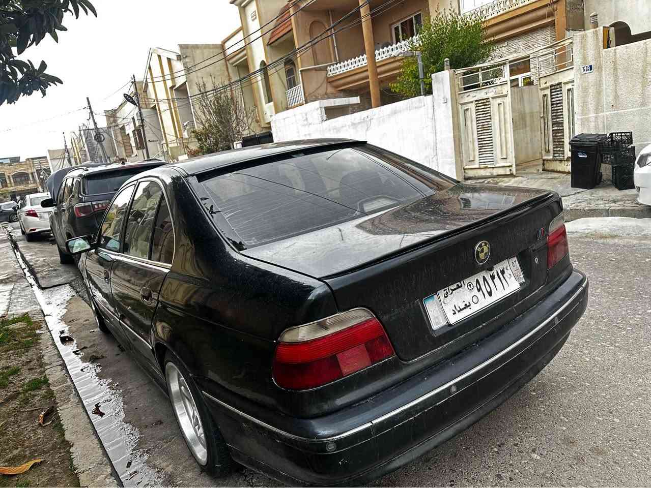 ( بەناوی خودا) بیئێم سەقەر مۆدیل (١٩٩٦)
پشتو پێش کەپس 
گێر مەکینە بەشەرتی ١٠ وەستا 
تەبرید گەرمی بەشەرت 
سلایتە بەس سلایت مەزبوت نیە
مەکینە ٢٨ 
گێر تۆماتیک سپۆرت عادی تەپەی گێریشی نیە 
سیستەم گزۆزی بۆ بەستراوە 
ئایپاد کامیرا بۆ بەستراوە 
تەقەو رەقەی نیە 
پاتری نویە پێشو پشتم تازە توند کردیتەوە 
سەماعەکانی زۆر بەقۆتە 
سەیارەکە تا بلێی بەقەوەتە  
مەسرەفی تێدانیە تەنها سایەقەکی دەوی 
مالی فەقیرە( ***********)
*********** أربيل, العراق
