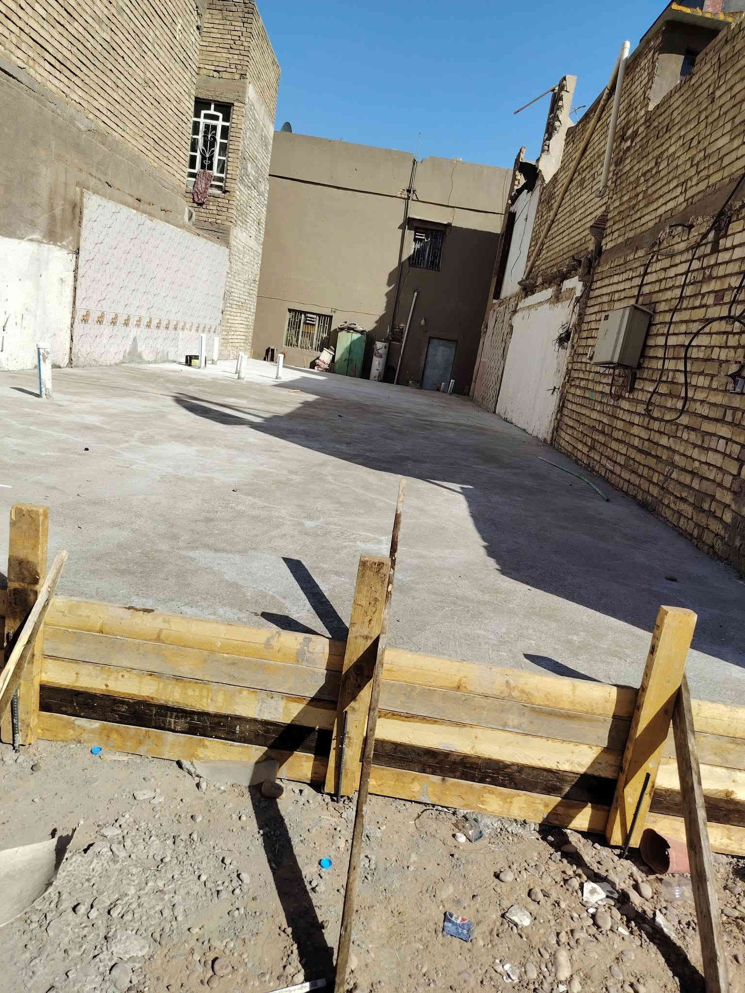 عملنا في ميسان فقط تسليم مفتاح كرسته وعمل ترميم إضافة بناء تسليم هيكل عظم بدون باب وشباك سعر المتر المربع للهيكل كرسته وعمل ١٨٠ الف يتضمن الفقرات التاليهه
دفن وتعديل الأرض بمادة السبيس مع مستوى وزن الشارع
مع الحدل بحادله كبيرة
رش مبيدات كلوردين قاتل الحشرات
تسقيط وتخطيط الخارطه على الارض مع فرش نايلون زراعي نوعيه جيده
عمل المجاري حسب مخطط الخارطه نوعية امل الشريف المصري
تسليح الرفت يكون حسب مخطط الخارطه مع حصيرتين تسليح
صب الرفت بمواد درجه اولى اسمنت مقاوم رمل اخيضر حصو مكسر او صب بم  كونكريت جاهز حسب طلب الزبون
يكون ارتفاع الرفت ٤٠ سم
صب بتلو ٢٠ سم حسب المخطط
بناء بالطابوق الجمهوري بارتفاع ٣،٣٠ للطابق الأرضي
عمل حداده ونجاره صب السقف نوعية الشيش عراقي اف اف أو سوبر أو ماس رباط ٣٠ سم على كل البيت مع السقف
بناء الطابق الثاني بارتفاع ٣،١٠ نفس مواصفات الطابق الأرضي مع مردات ماء ٢٠ سم
بناء البيتونه مع صب السقف حسب مساحة الخارطه مع الستاره بارتفاع ١،٧٠ سم
يشمل الهيكل المجارى كاملة مع مرازيب السطوح والبلكونات
مع تأسيس أنابيب السبالت مع تأسيس جكشنات سبور لايت السقوف
علما عملنا في ميسان نقد فقط
***********
