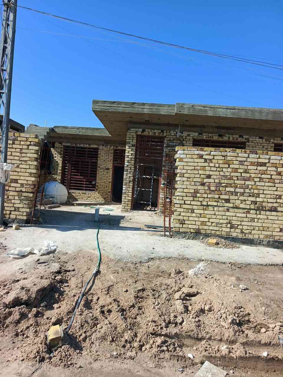 السلام عليكم بيت للبيع بالمعاره حالياً جاري العمل بي شبه كامل عل بزل مسافه 500 متر عن الشارع العام مساحه 280 غرف 2 قياس 5+4 مطبخ حار وبارد صاله 8+4 ستقبال 8+4 ممر نور سياج حوش كبير مجمعات صحيه 2 درج خارجي يعني مال قاط ثاني معزول اذا تحب تبني التواصل خاص او عل رقم ***********
