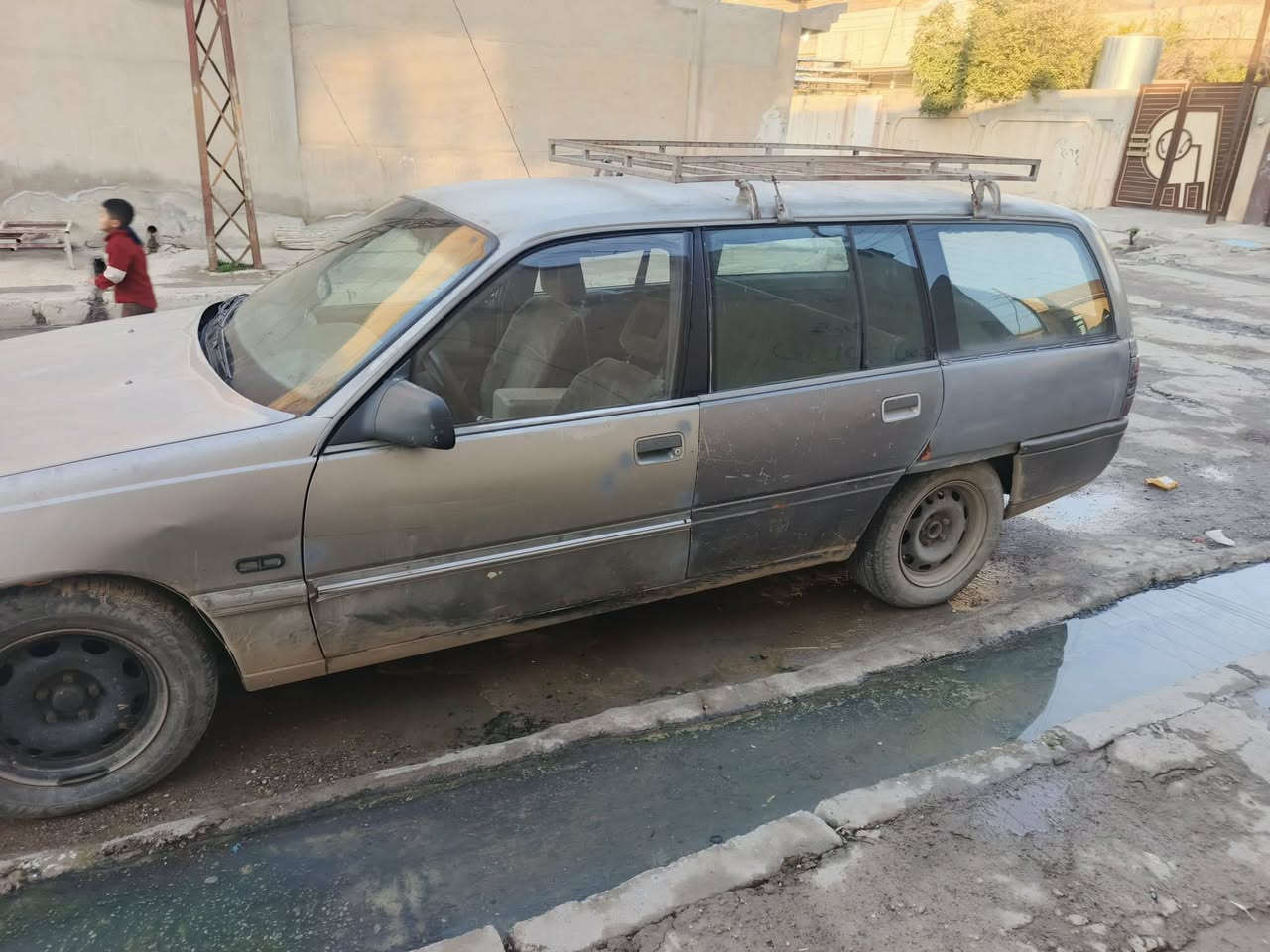 سياره اوميكه موديل 1989
محرك حجم 20 كير اتوو كاربون بانزين 
رقم نيوي الماني سنويه لي 2030  الشرعي موجود 
السعر 23 وبيها مجال للطيبن 
الاستفسار ***********
