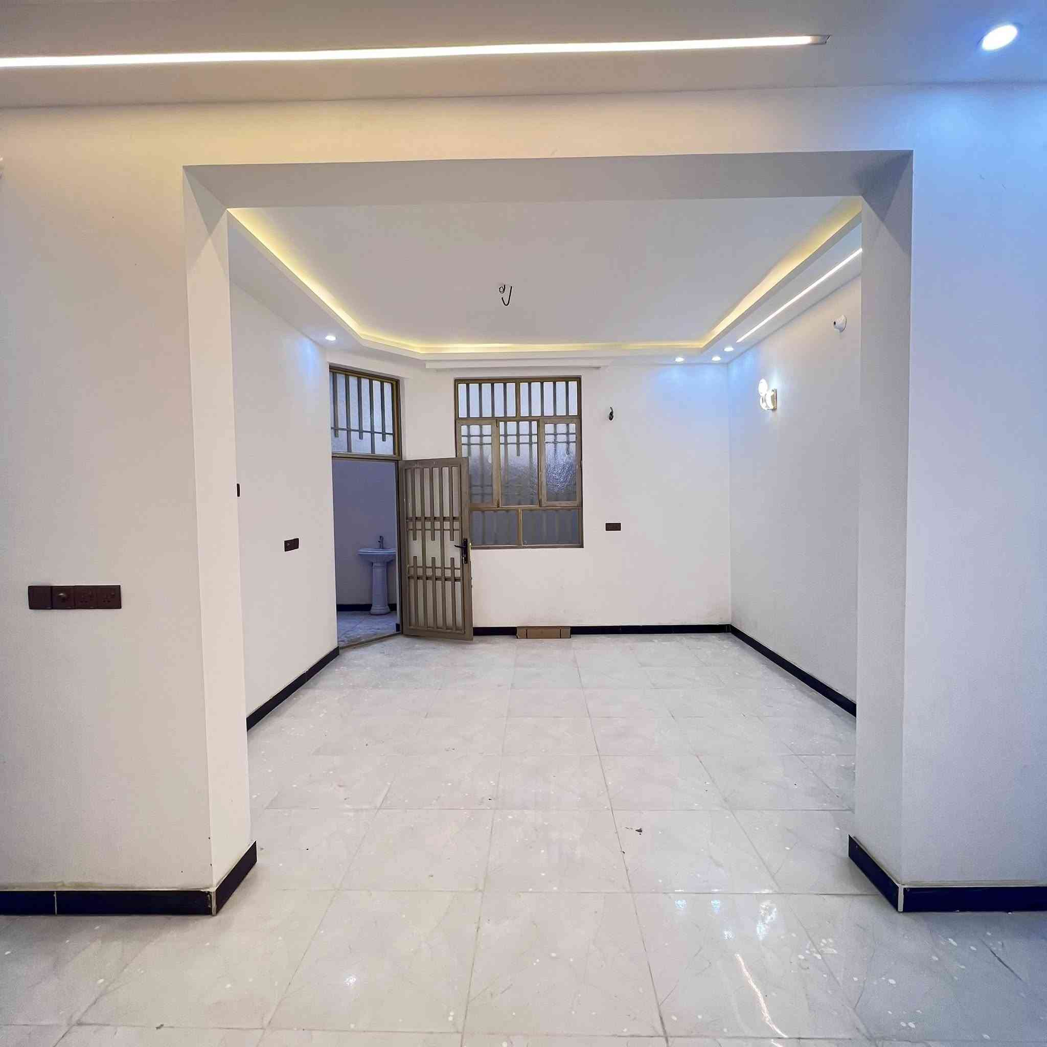 بيت للبيع المساحه ١٠٠م طابق واحد 
يحتوي على غرفه وصاله واستقبال ومطبخ وصحيات٢ طارمه بناء طابوق جديد بعده مامسكون تسليم مفتاح 
سند ٢٥قرار محكمة مكاتبة مع صاحب الأرض مباشر 
خدمات كامله ماي مجاري كهرباء تبليط للباب شوارع 9متر يصلح سكن وحسينيه للزوار 
[خلف جامعه فريحه مباشر 

يبعد عن لامام الحسين/ 4كيلو بلسيارة10 دقايق
السعر 68 وبي مجال
الاستفسار ***********
***********
